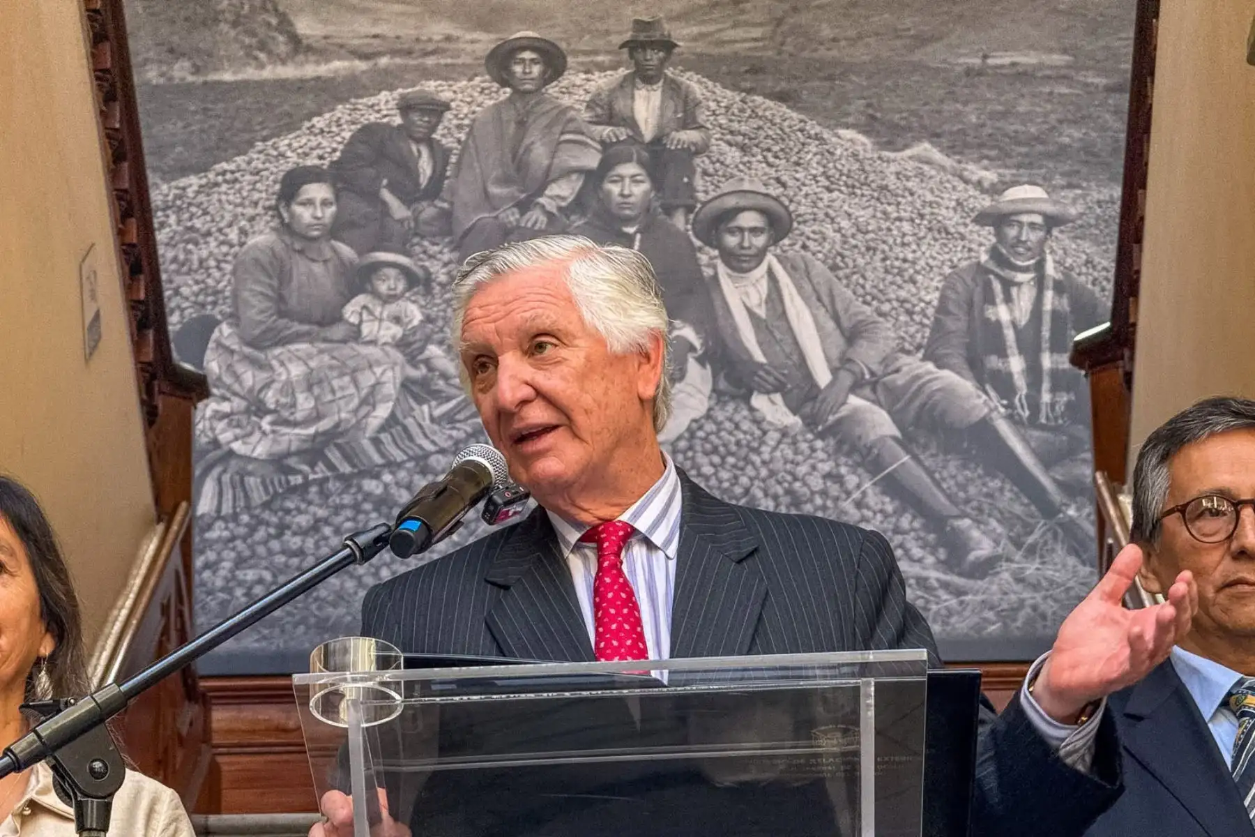 El canciller Carlos Pareja Ríos destacó que estamos frente a una “magnífica exposición”, “dedicada a un emblemático fotógrafo peruano, cuya amplia obra es reconocida internacionalmente”.  Foto: ANDINA/Luis Iparraguirre