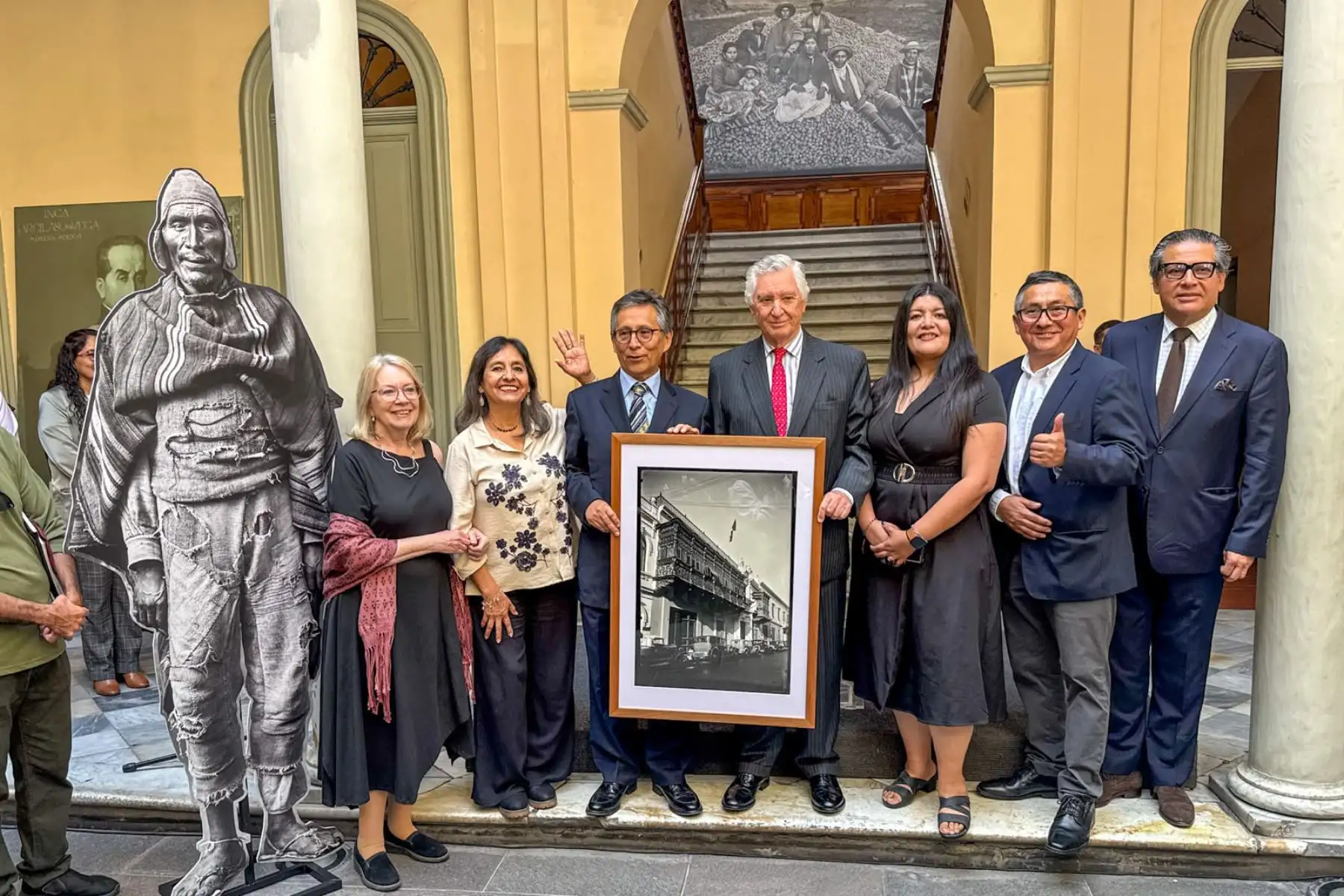 Durante la concurrida ceremonia de inauguración, la familia Chambi donó al MRE, en la figura del canciller Carlos Pareja Ríos, una fotografía elaborada por Martín Chambi, en la década de 1930, del frontis del palacio de Torre Tagle, sede de la Cancillería de la República. 

Foto: ANDINA/Luis Iparraguirre