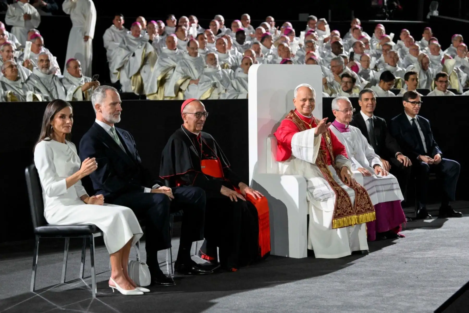 La reina Letizia y al rey Felipe de España, al presidente del Gobierno español, Pedro Sánchez, y al presidente de la Generalitat de Cataluña, Slvador Illa, durante la inauguración por el Papa León XIV  de la torre de Jesucristo de la Basílica de la Sagrada Familia en Barcelona. Foto: AFP
