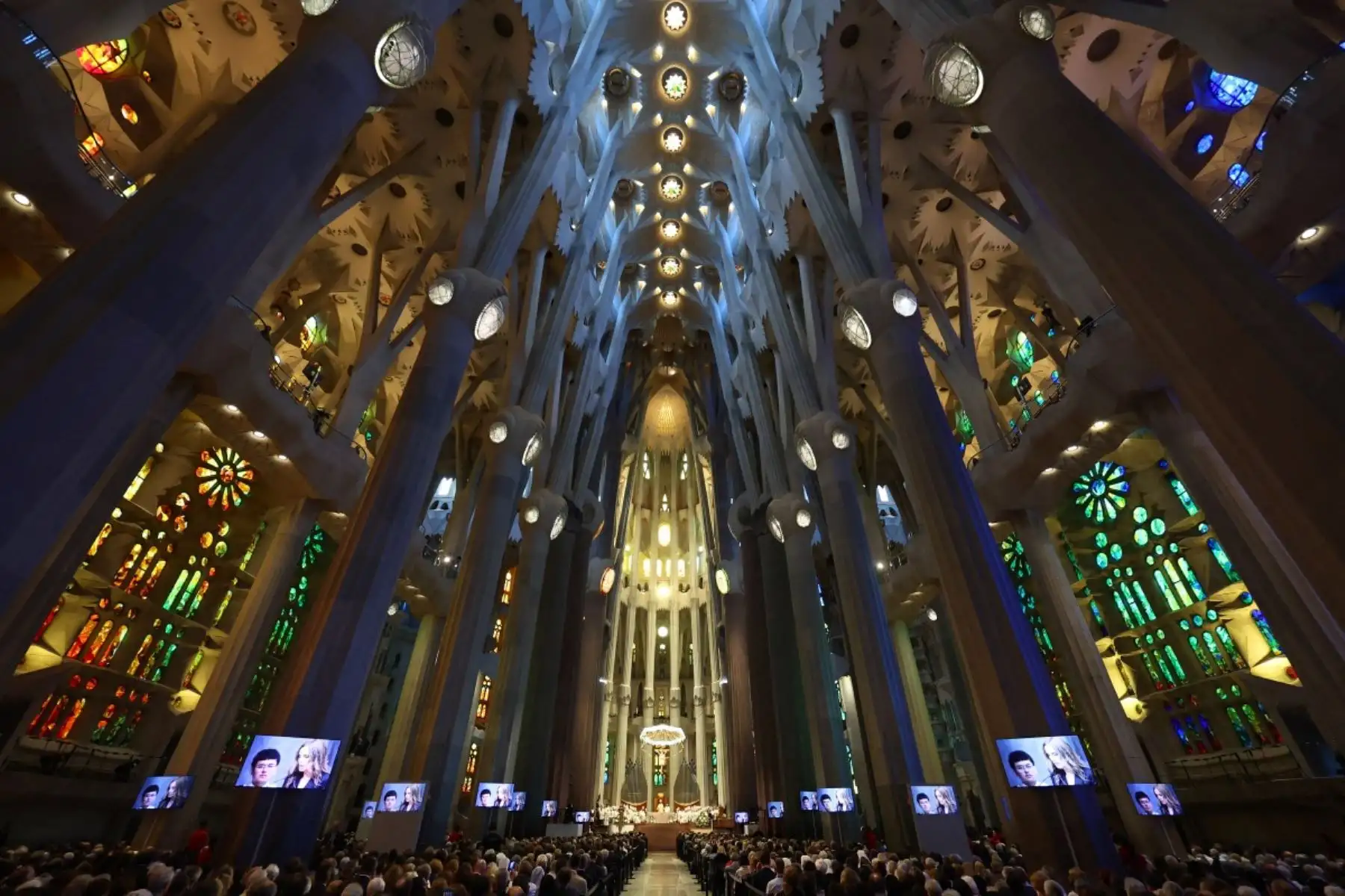 La gente asiste a la Santa Misa oficiada por el Papa León XIV en la Basílica de la Sagrada Familia en Barcelona. AFP