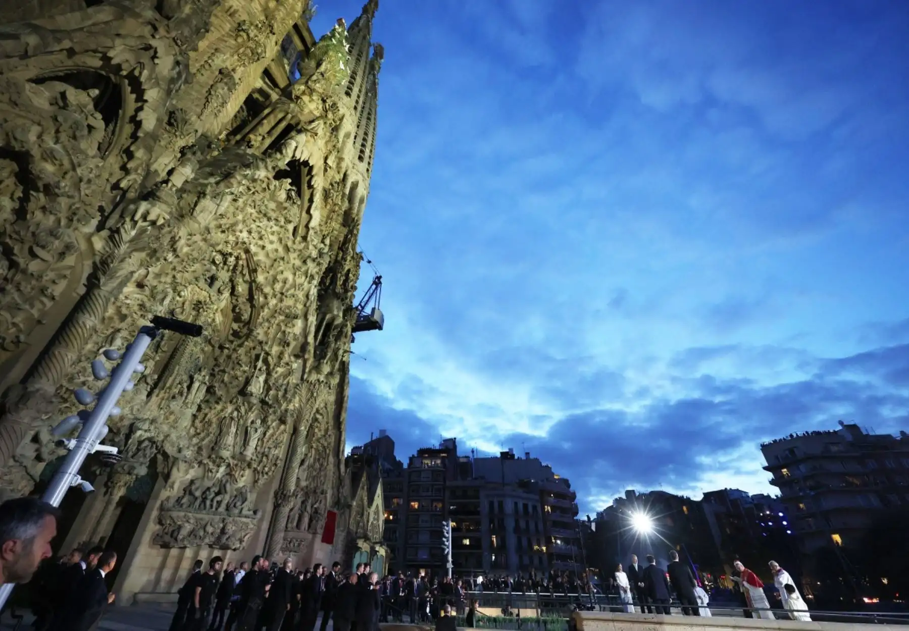 El Papa León XIV  inaugura la torre de Jesucristo de la Basílica de la Sagrada Familia en Barcelona. AFP