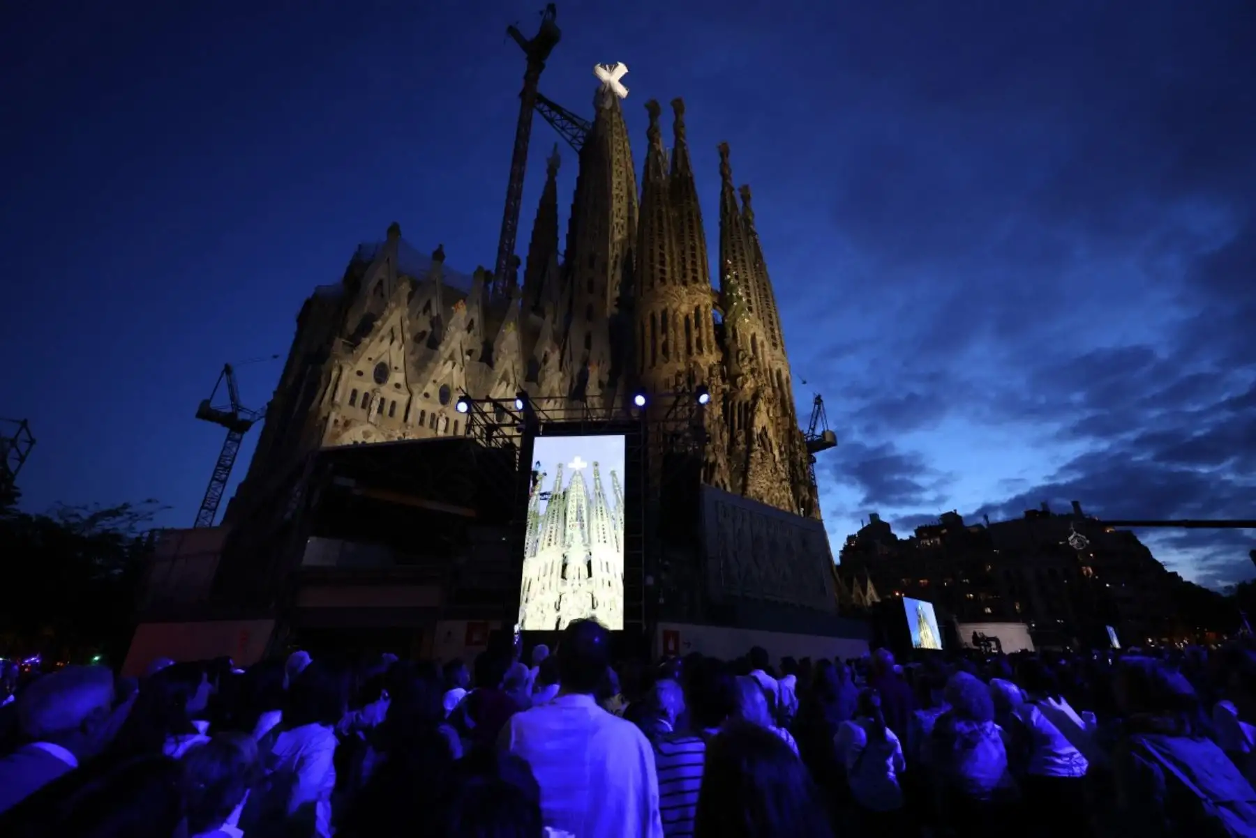 Personas asisten a la inauguración de la torre de Jesucristo de la Basílica de la Sagrada Familia por el Papa León XIV en Barcelona. Foto: AFP
