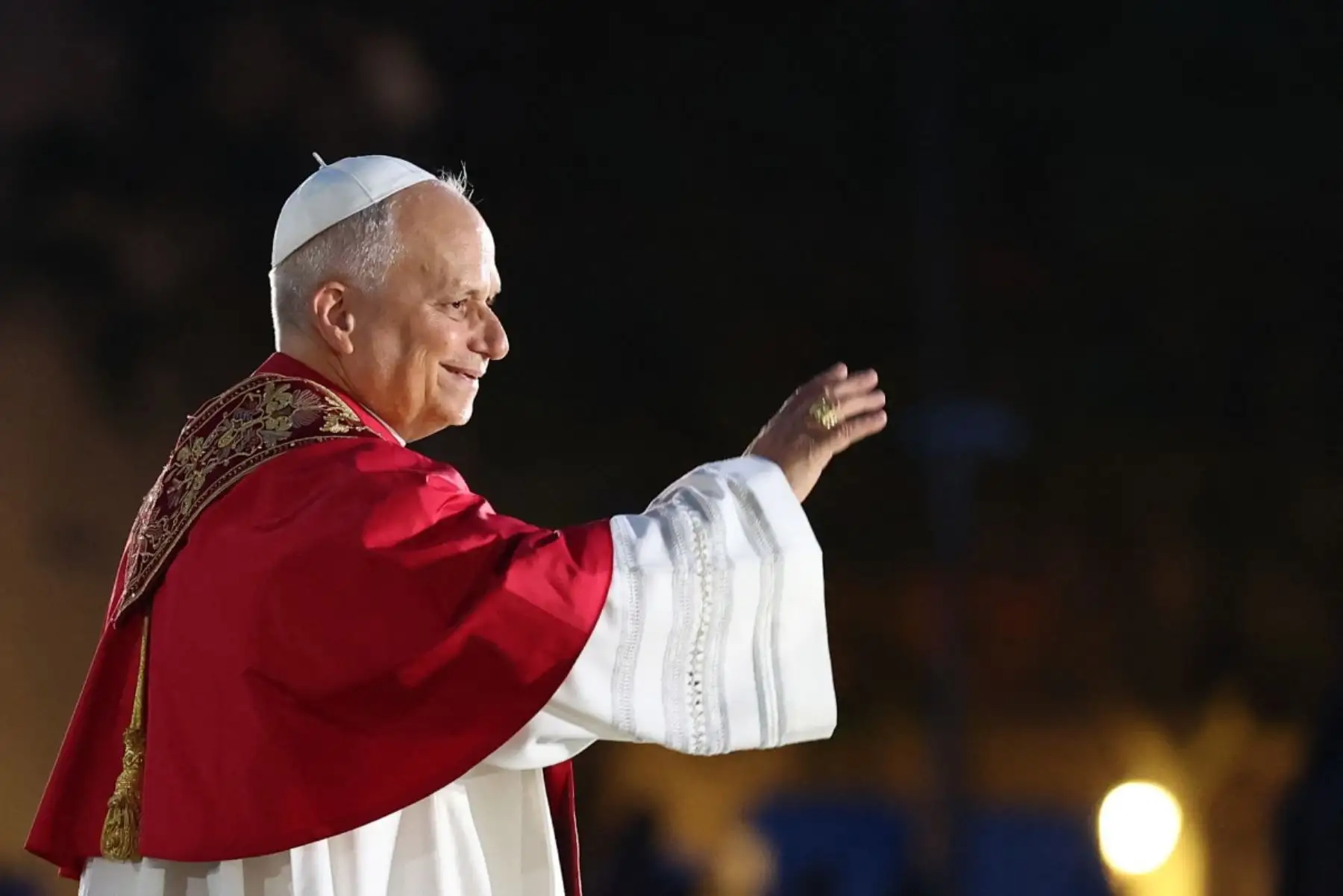 El Papa León XIV saluda a la gente antes de inaugurar la torre de Jesucristo de la Basílica de la Sagrada Familia en Barcelona. AFP