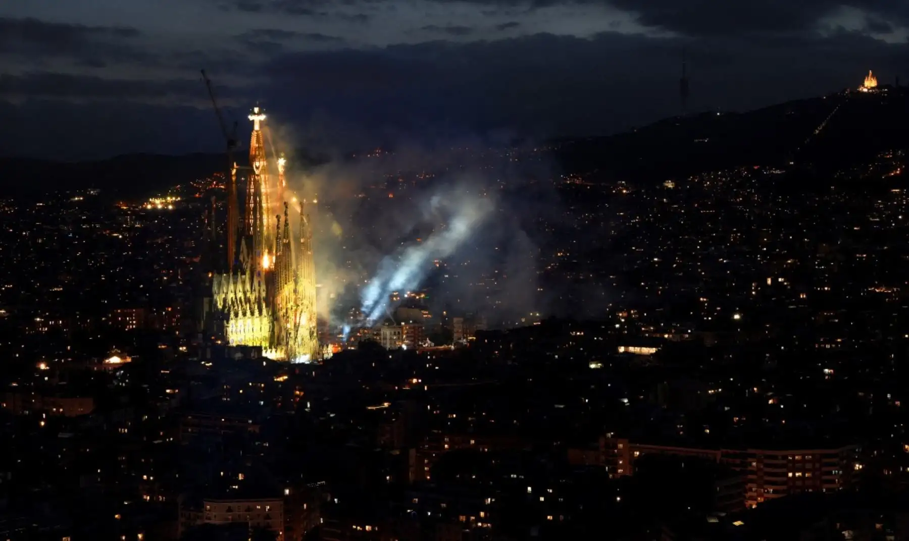 Se lanzaron fuegos artificiales alrededor de la basílica de la Sagrada Familia después de que el Papa León XIV bendijera la torre de Jesucristo durante su inauguración en Barcelona. AFP