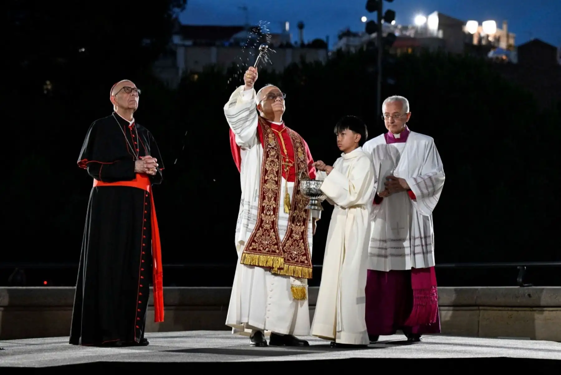 El Papa León XIV durante la bendición de la torre de Jesucristo de la Basílica de la Sagrada Familia en Barcelona. El Papa León XIV está de visita en España. AFP