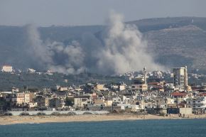 magen referencial del conflicto en Oriente Medio: el humo se eleva desde un lugar bombardeado por Israel en la aldea de Al-Qlaileh, Líbano (10 de junio 2026). Foto: AFP