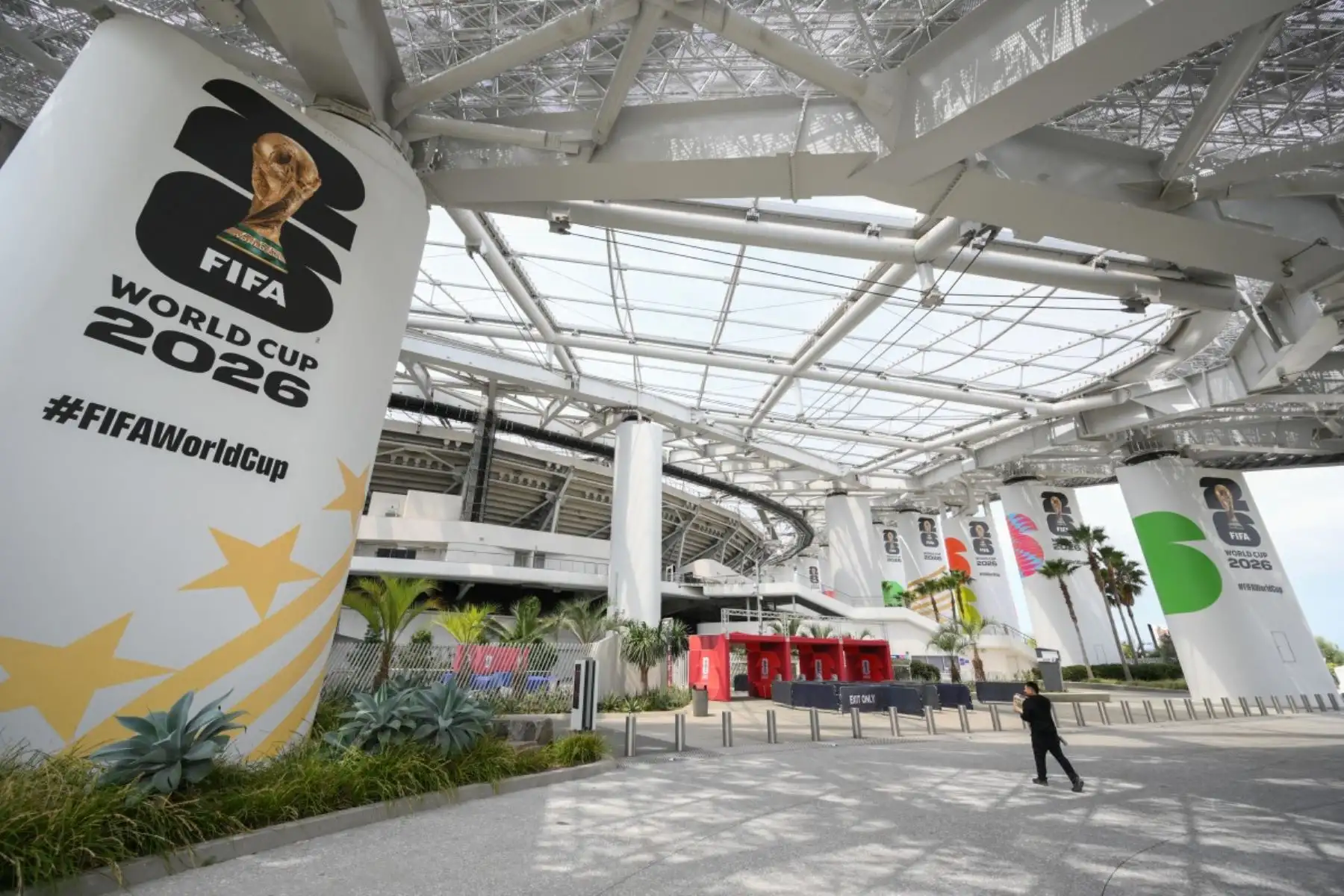 Se puede ver la señalización de la FIFA en el Estadio de Los Ángeles antes de la Copa Mundial de la FIFA 2026 que se celebrará en Los Ángeles. AFP