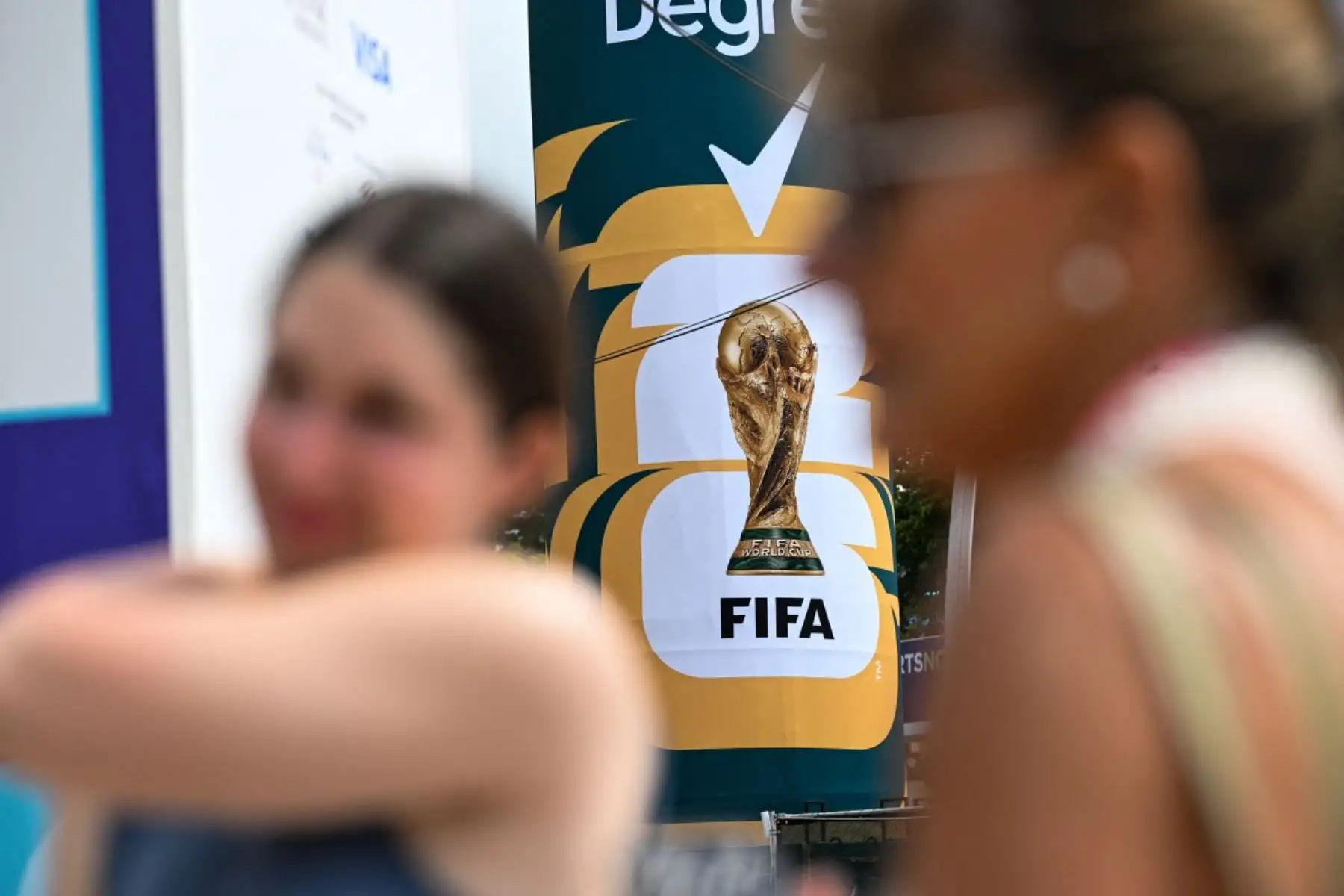 Una foto muestra un póster del trofeo de la competición en el FIFA Fan Festival Miami, previo al torneo de fútbol de la Copa Mundial de 2026 en Miami, Florida. AFP