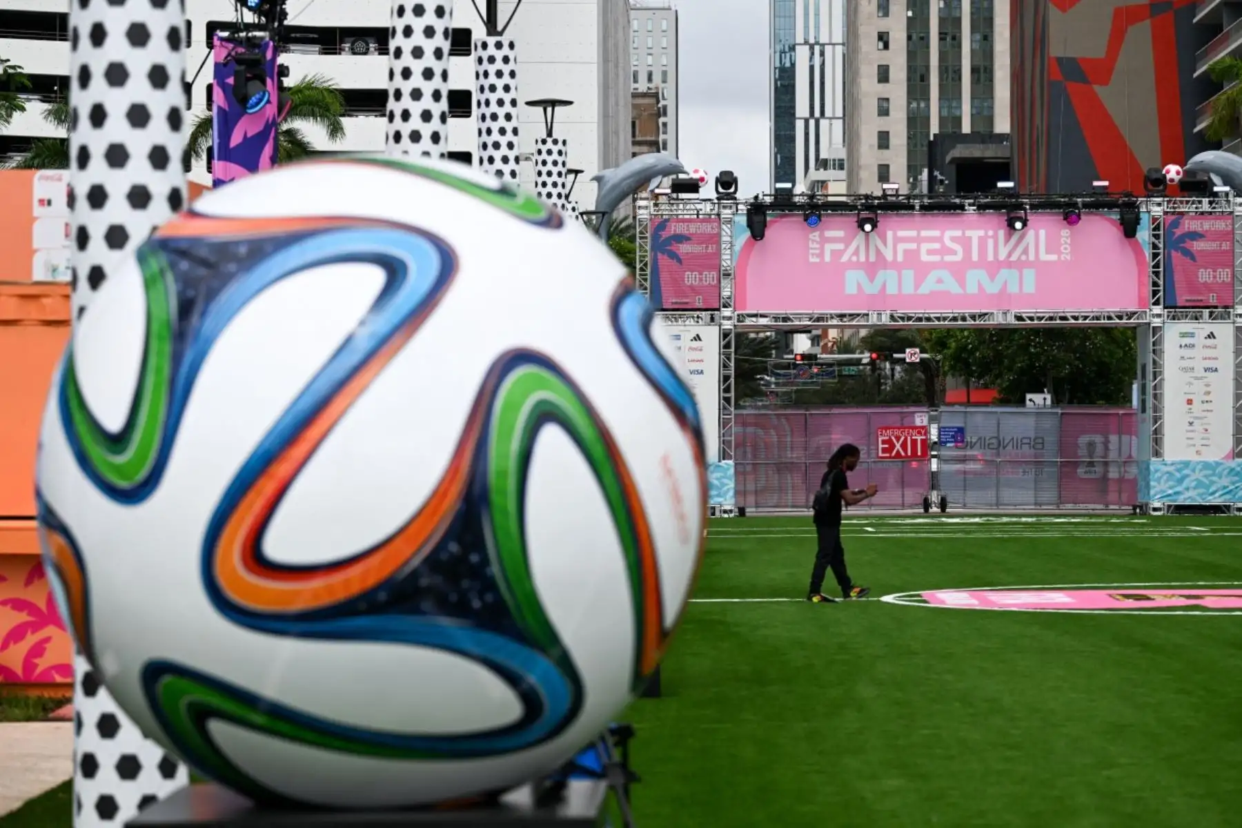 Una fotografía muestra el recinto donde se celebrará el FIFA Fan Festival Miami, previo al Mundial de Fútbol de 2026 que tendrá lugar en Miami, Florida. AFP