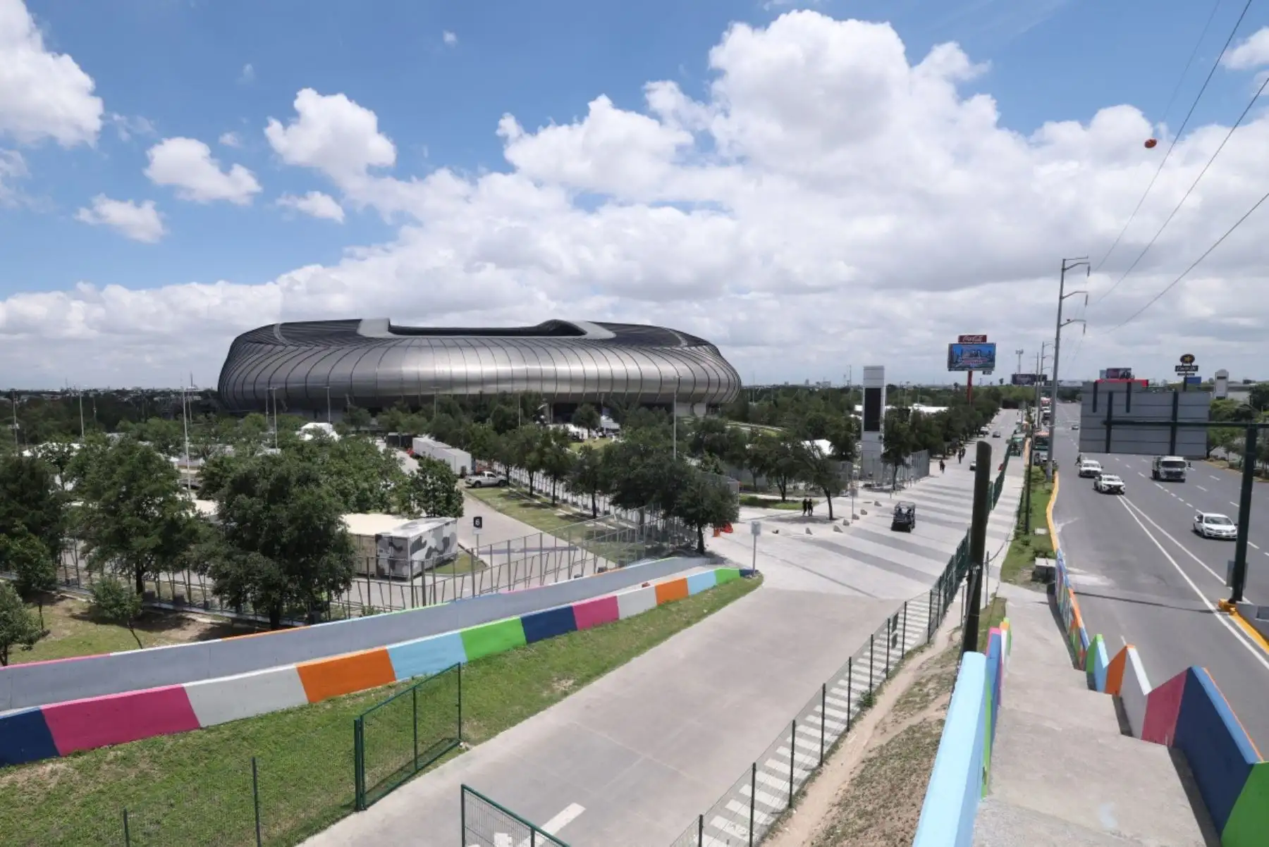 Una foto muestra el estadio Monterrey, que albergará cuatro partidos del torneo de fútbol de la Copa Mundial de 2026, junto a la Avenida Pablo Livas en Guadalupe, Nuevo León, México. AFP