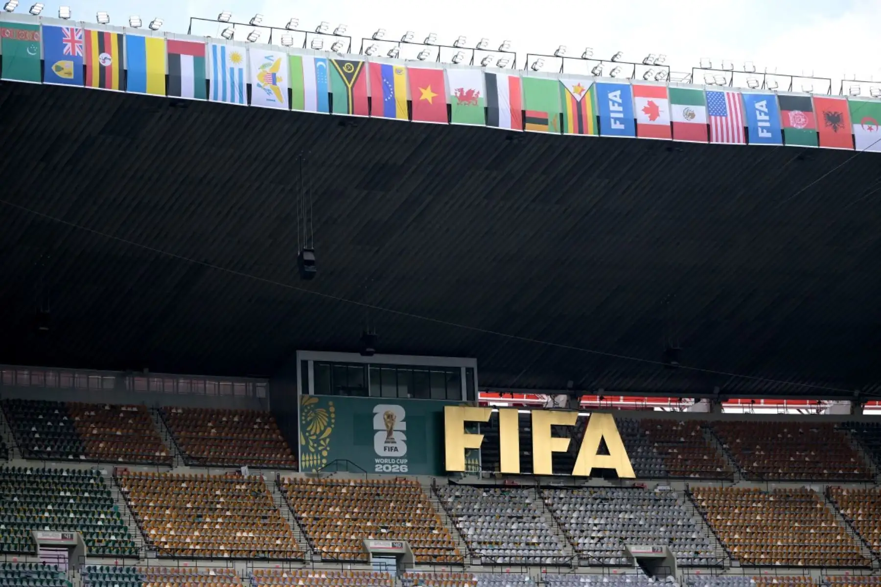 En las gradas se puede ver el logotipo de la FIFA mientras los jugadores de Sudáfrica participan en un acto de reconocimiento del terreno de juego en el Estadio de la Ciudad de México, el 10 de junio de 2026, en la víspera del partido de fútbol de la Copa Mundial de 2026 entre México y Sudáfrica. AFP