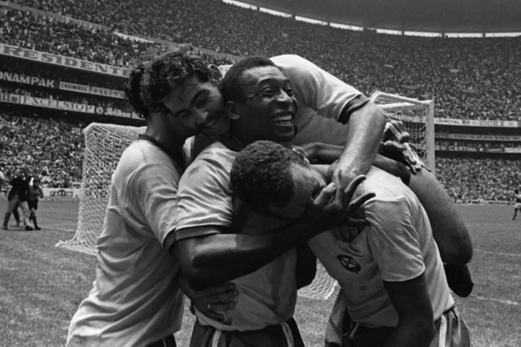 Pelé celebra junto a sus compañeros de equipo, con Roberto Rivelino sobre ellos, después de la final de la 1970 FIFA World Cup en México, en la que Brasil derrotó a Italia por 4-1. Foto: AFP