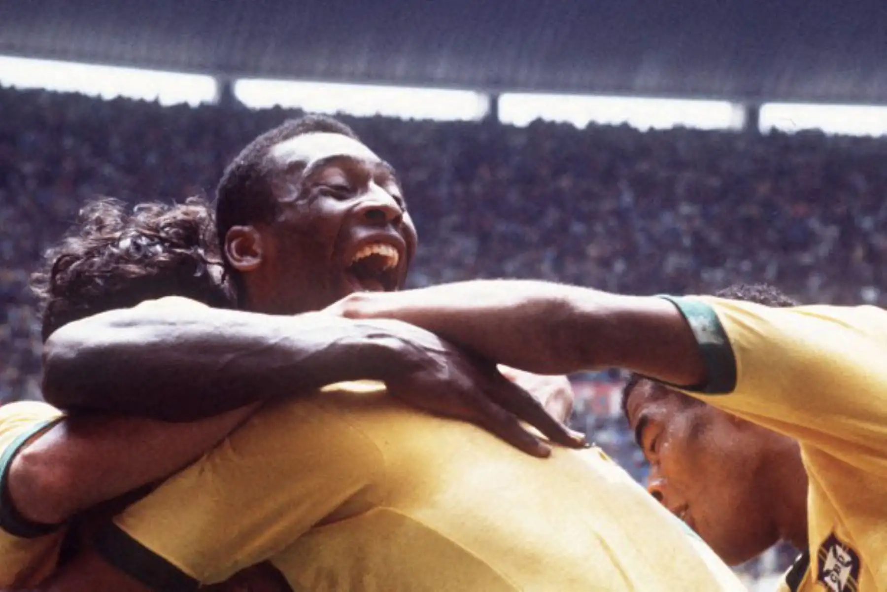 Los jugadores de Brasil celebran alrededor de Pelé tras la final de la 1970 FIFA World Cup en México, en la que Brasil venció a Italia por 4-1. Foto: AFP