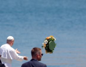 El papa realiza en Canarias ofrenda floral en honor a los migrantes fallecidos en el mar.