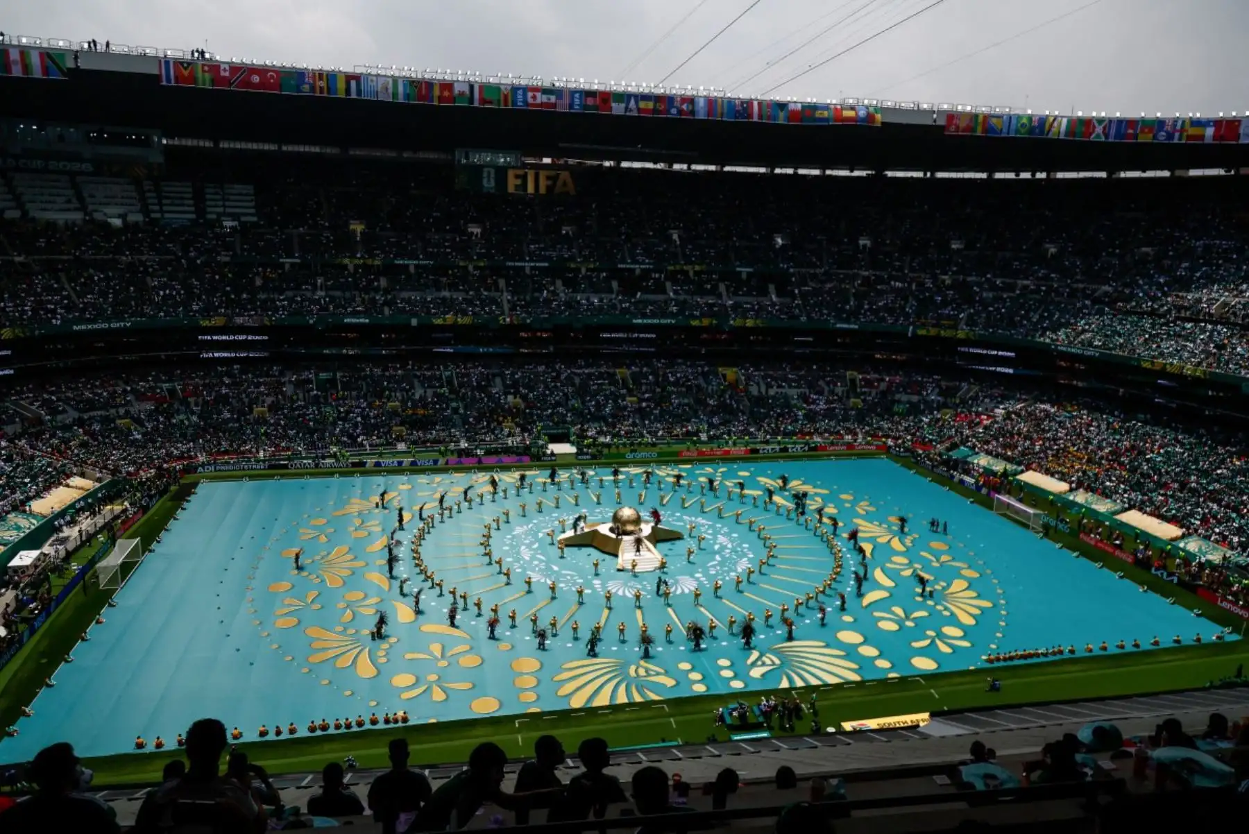 Artistas actúan durante la ceremonia de apertura previa al partido de fútbol del Grupo A de la Copa Mundial de 2026 entre México y Sudáfrica en el Estadio de la Ciudad de México, el 11 de junio de 2026. Foto: AFP