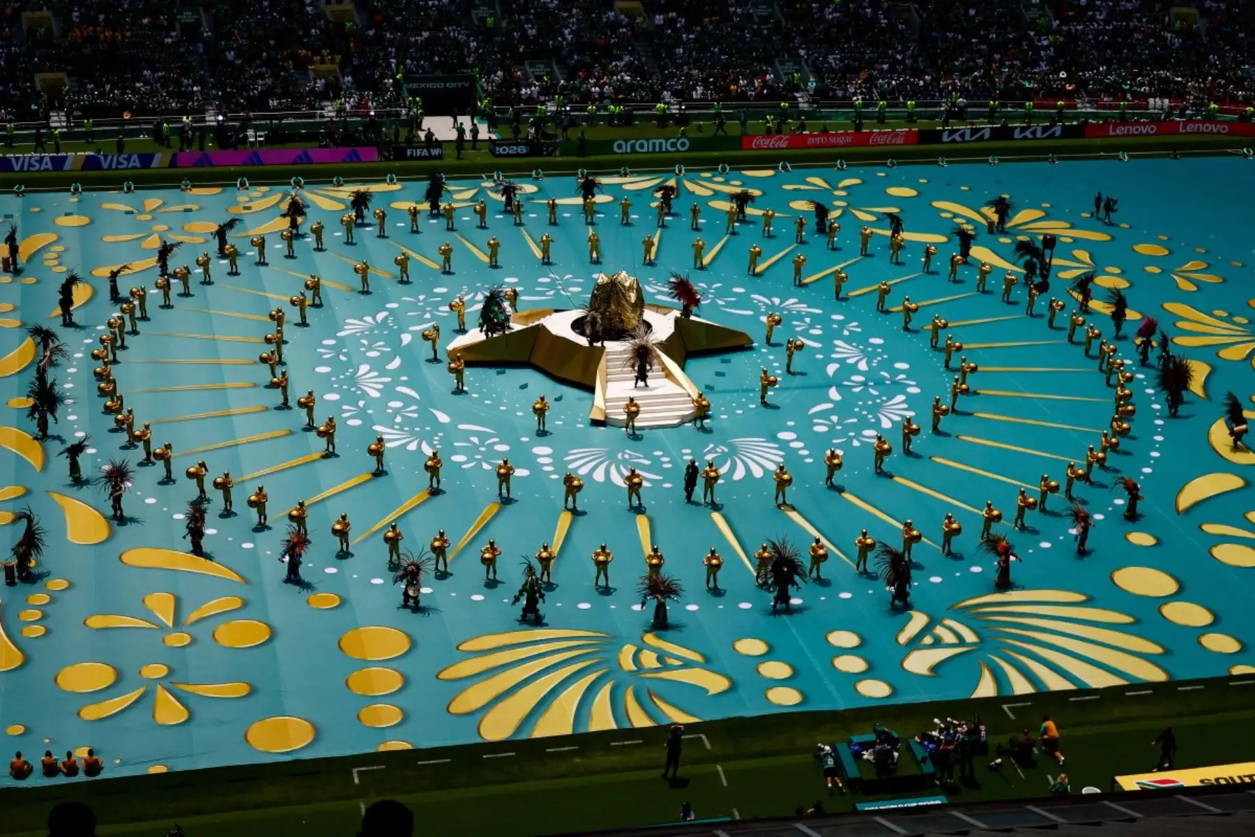 Artistas actúan durante la ceremonia de apertura previa al partido de fútbol del Grupo A de la Copa Mundial de 2026 entre México y Sudáfrica en el Estadio de la Ciudad de México, el 11 de junio de 2026. Foto: AFP