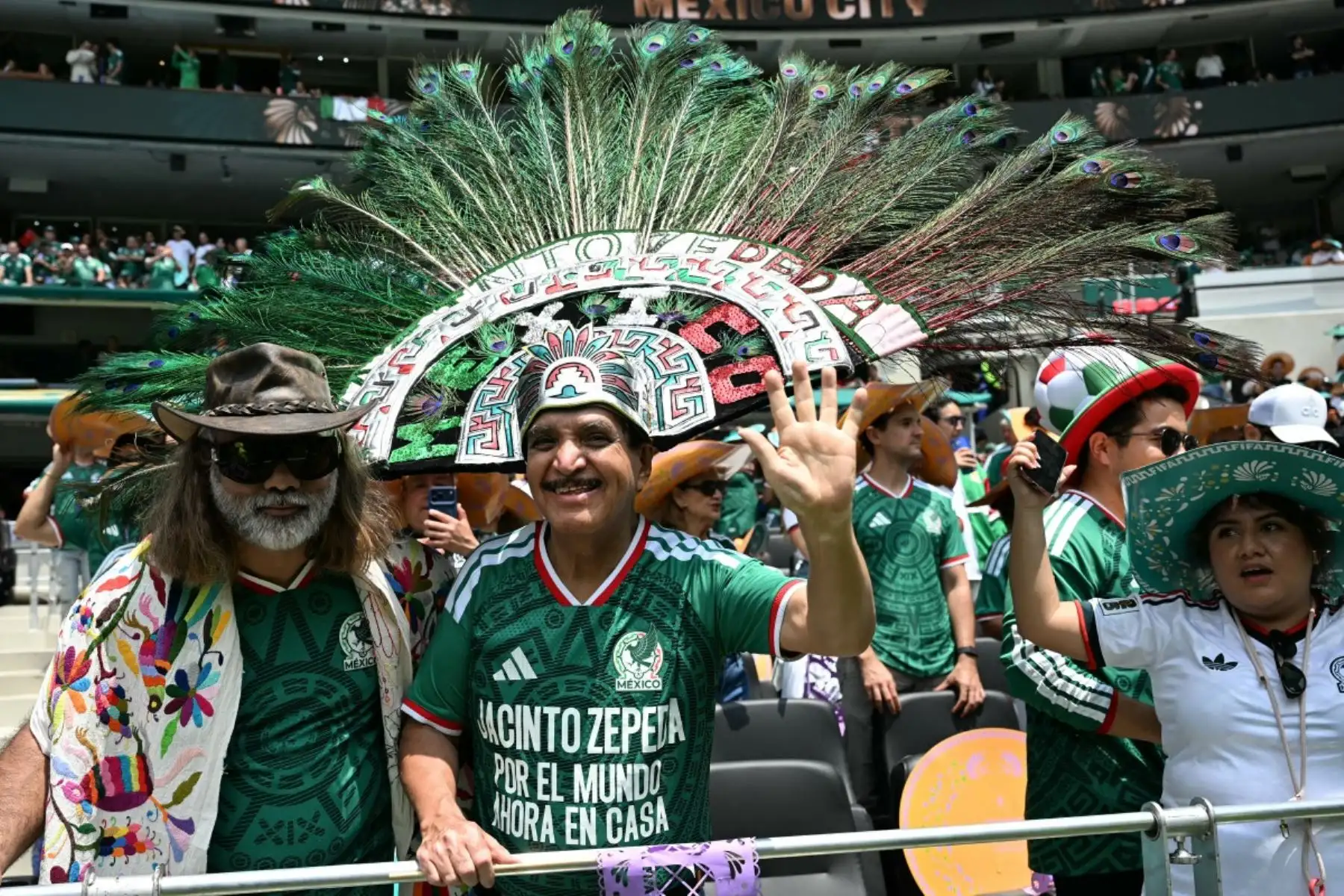 Un hincha mexicano saluda antes del partido de fútbol del Grupo A de la Copa Mundial 2026 entre México y Sudáfrica en el Estadio de la Ciudad de México. Foto: AFP