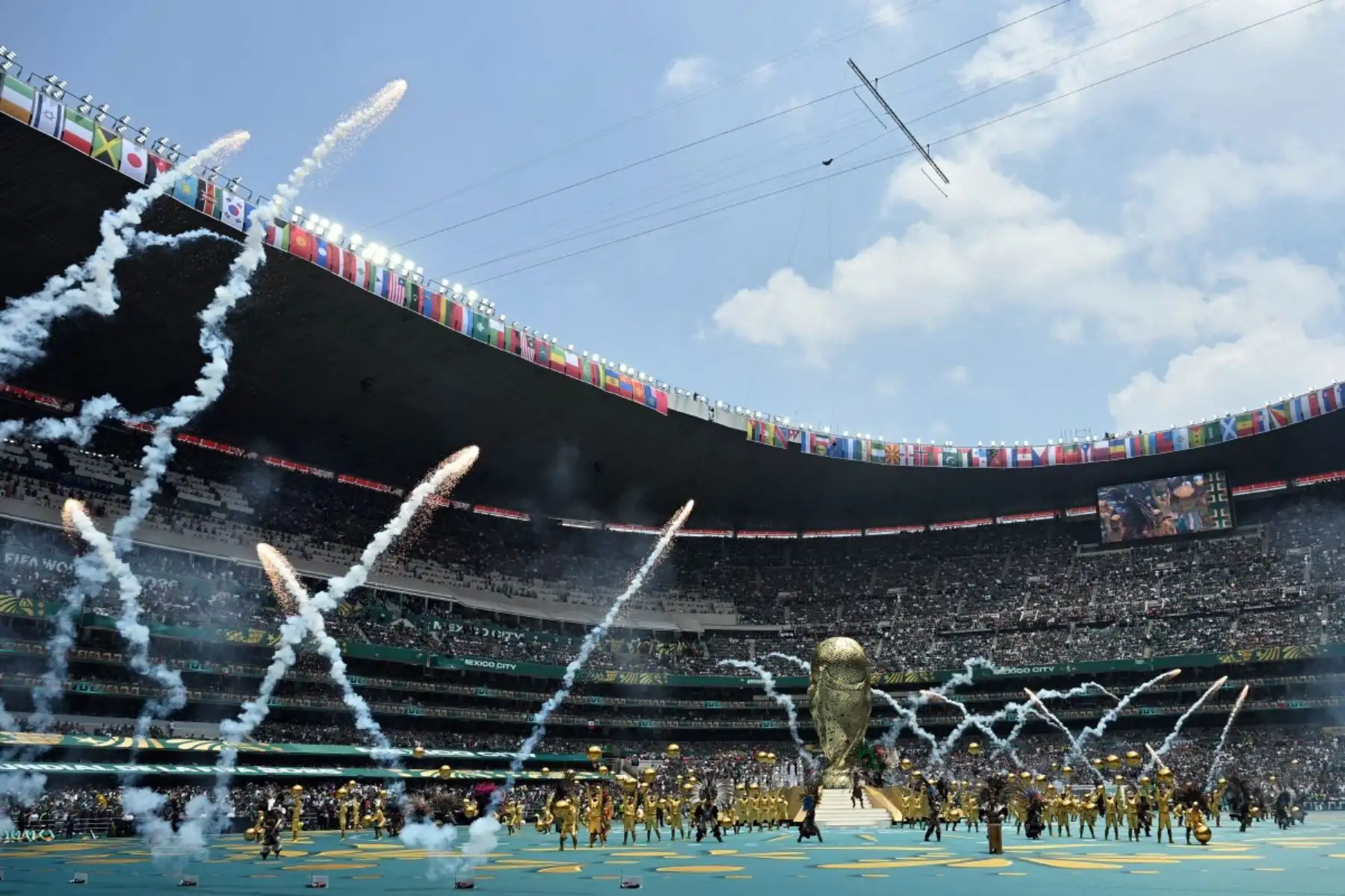 Artistas actúan durante la ceremonia de apertura previa al partido de fútbol del Grupo A de la Copa Mundial de 2026 entre México y Sudáfrica en el Estadio de la Ciudad de México, el 11 de junio de 2026. Foto: AFP