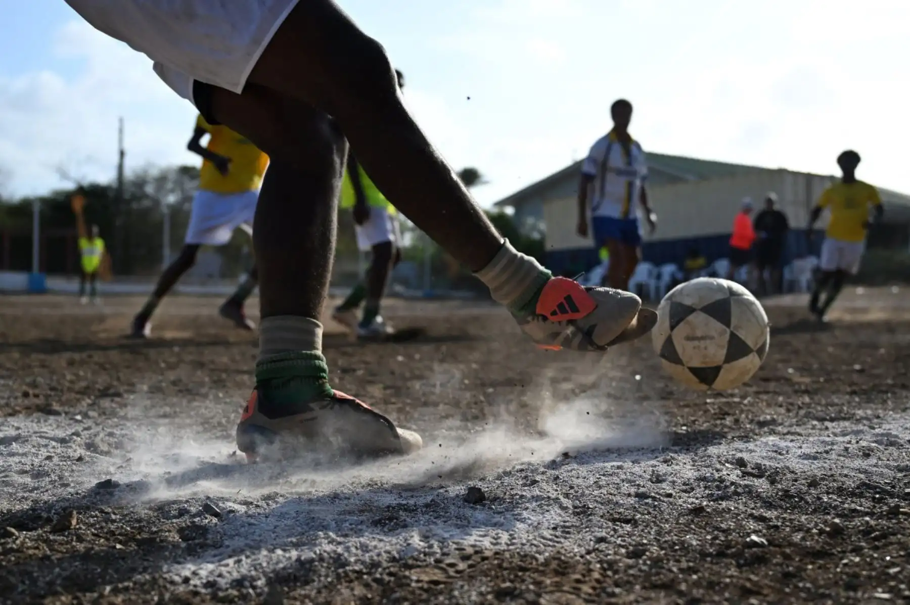 Jugadores participan en un entrenamiento de la escuela de fútbol de la Fundación Bicentini. El cartel de la selección nacional de fútbol de Curazao cuelga a la entrada de Marchena, un barrio obrero de Willemstad, la capital del territorio más pequeño que jamás se haya clasificado para un Mundial. Foto: AFP
