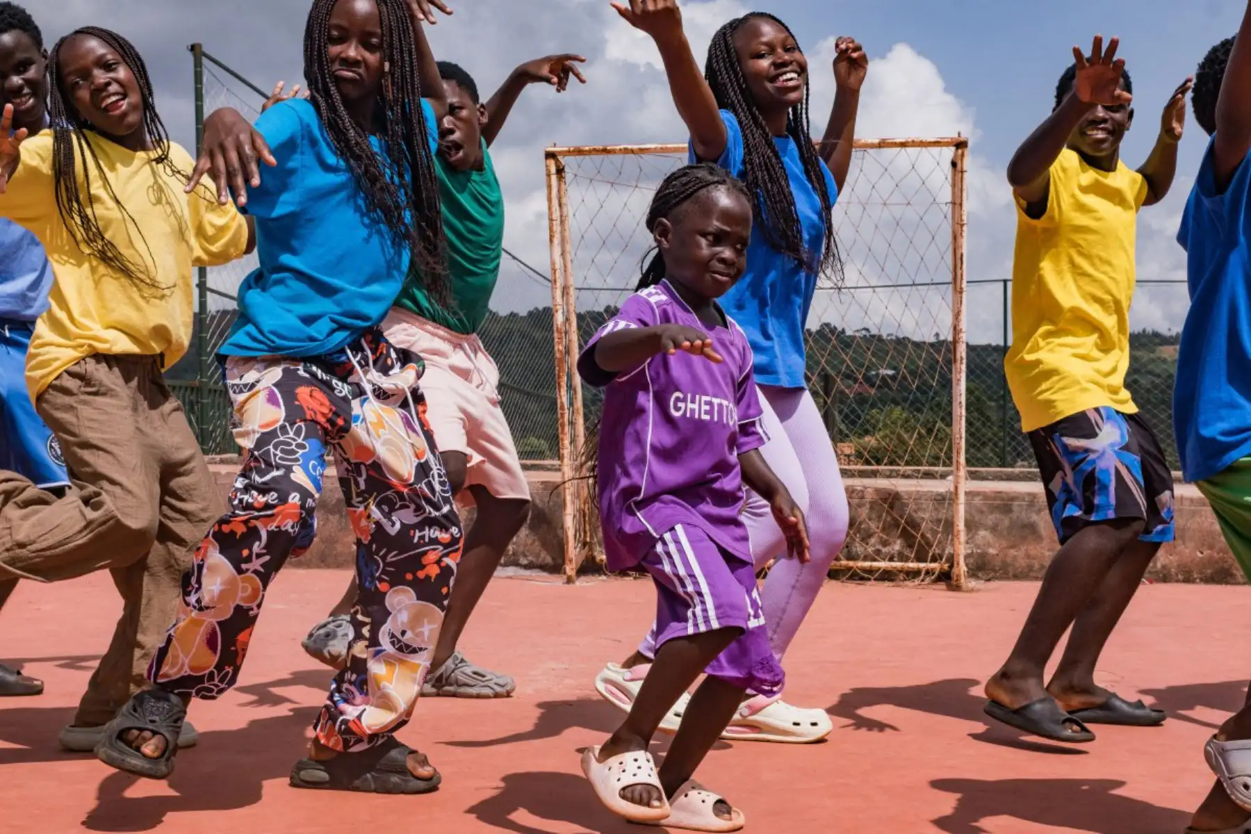 Los miembros del grupo de baile ugandés "The Ghetto Kids" ensayan en su casa de Nakawuka, Wakiso, Uganda. El popular grupo actuará junto a la superestrella del pop colombiana Shakira en la final de la Copa Mundial de la FIFA 2026 en Nueva Jersey, el 19 de julio de 2026, lo que los convertirá en protagonistas de uno de los eventos más vistos del mundo. Foto: AFP