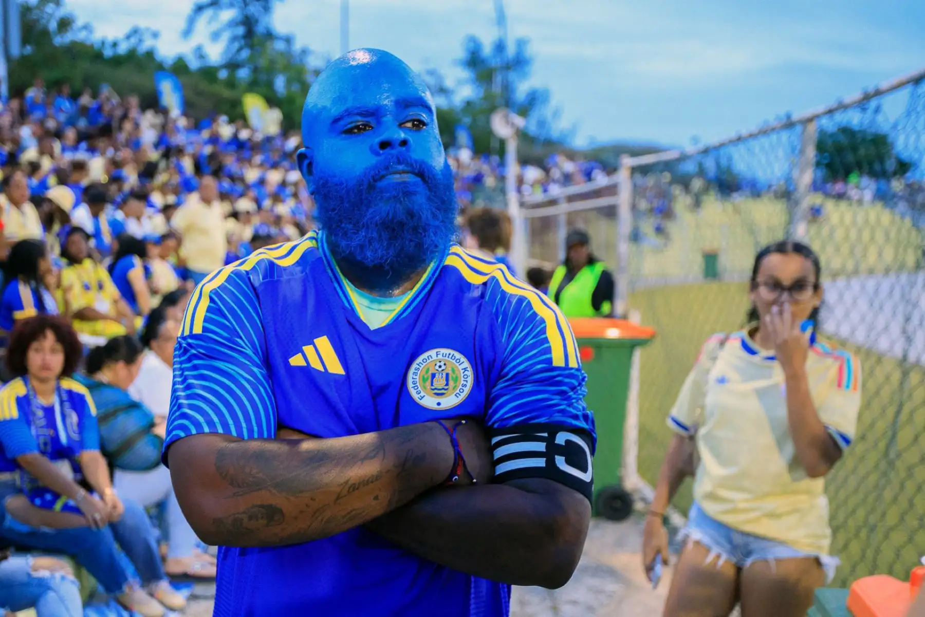 El hincha de Curazao, Brenton "Captain Blue Face" Balentien, espera el inicio del partido amistoso internacional de fútbol entre Curazao y Aruba en el Estadio Ergilio Hato en Willemstad. Foto: AFP