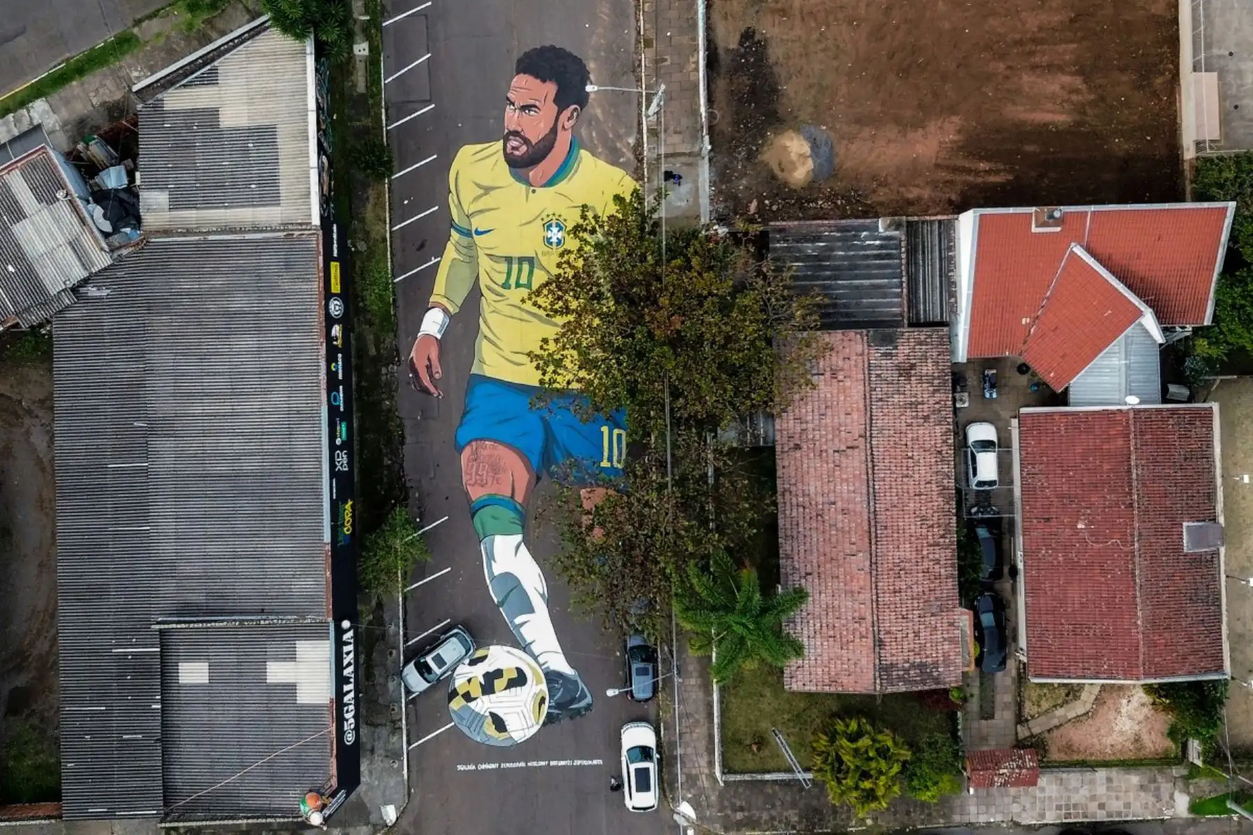 Vista aérea de un mural callejero de 850 metros cuadrados que representa a la estrella del fútbol brasileño Neymar, diseñado por los artistas brasileños Rafael Jung, Nosg, Bart, Chimia, Joca y Jefferson, en Novo Hamburgo, estado de Rio Grande do Sul, Brasil, poco antes de la inauguración de la Copa Mundial de la FIFA 2026. Foro: AFP