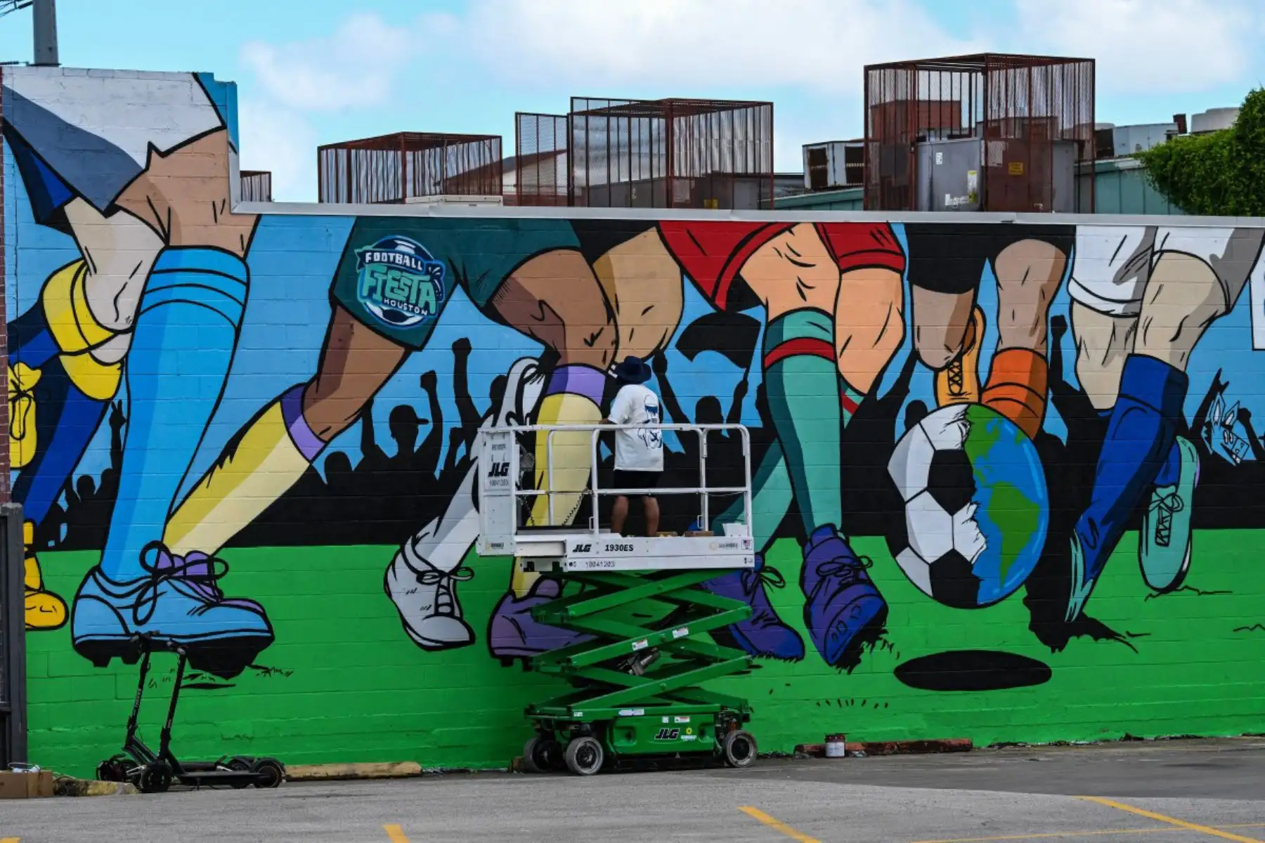 El artista Donkeeboy pinta un mural en el centro de Houston, cerca del FIFA Fan Fest, en el centro de Houston, Texas, antes de la Copa Mundial de la FIFA 2026. Foto: AFP