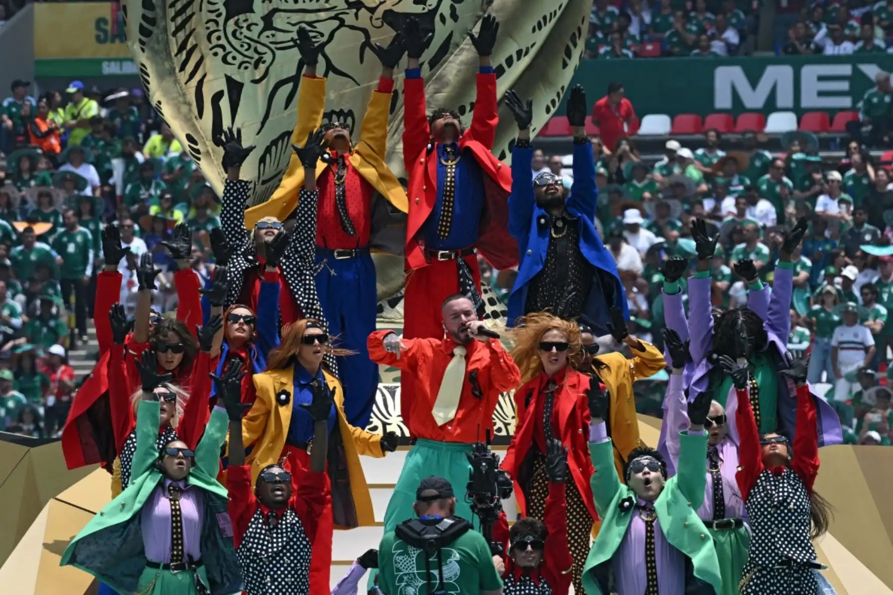 Artistas actúan durante la ceremonia de apertura previa al partido de fútbol del Grupo A de la Copa Mundial de 2026 entre México y Sudáfrica en el Estadio de la Ciudad de México, el 11 de junio de 2026. Foto: AFP
