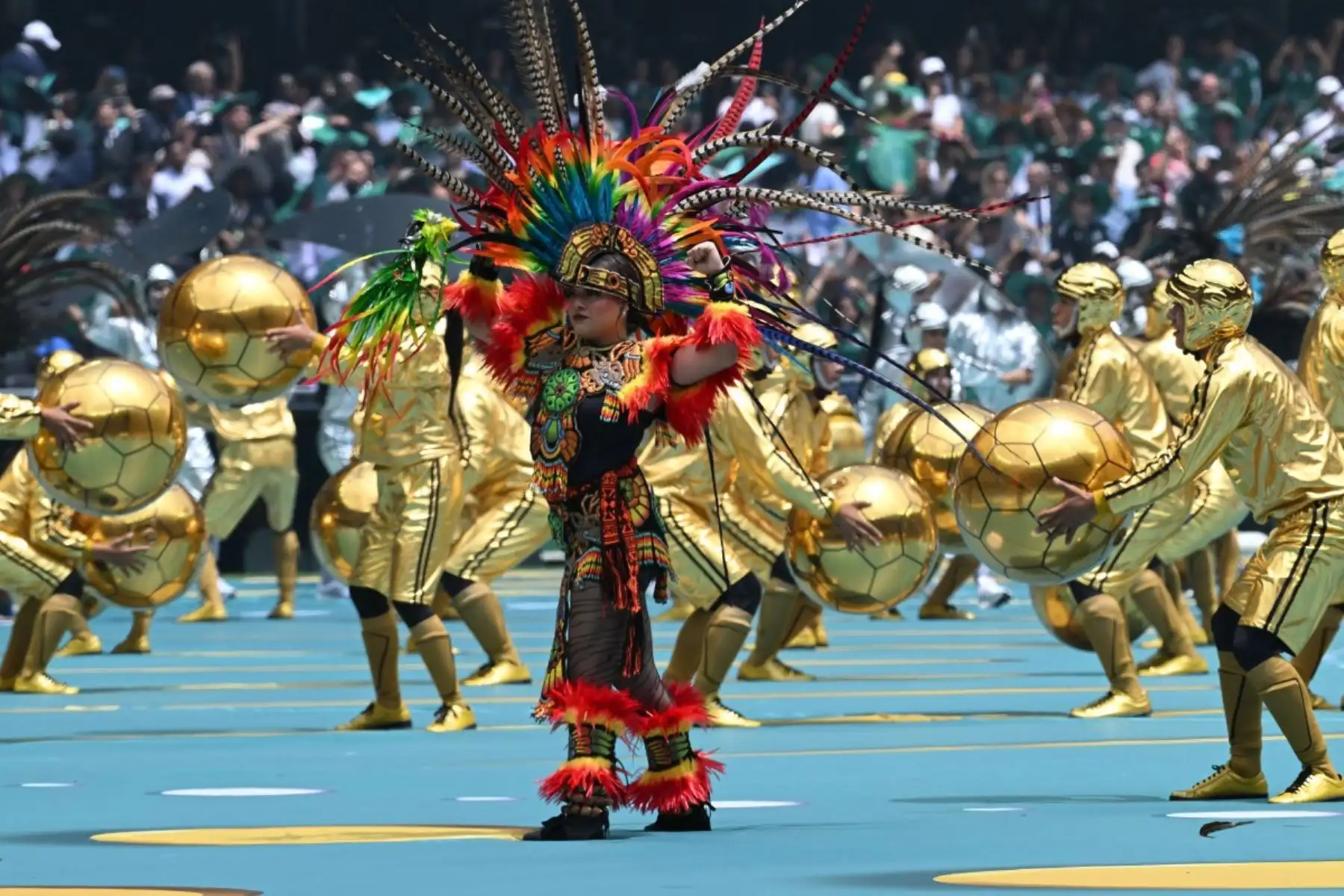 Artistas actúan durante la ceremonia de apertura previa al partido de fútbol del Grupo A de la Copa Mundial de 2026 entre México y Sudáfrica en el Estadio de la Ciudad de México, el 11 de junio de 2026. Foto: AFP