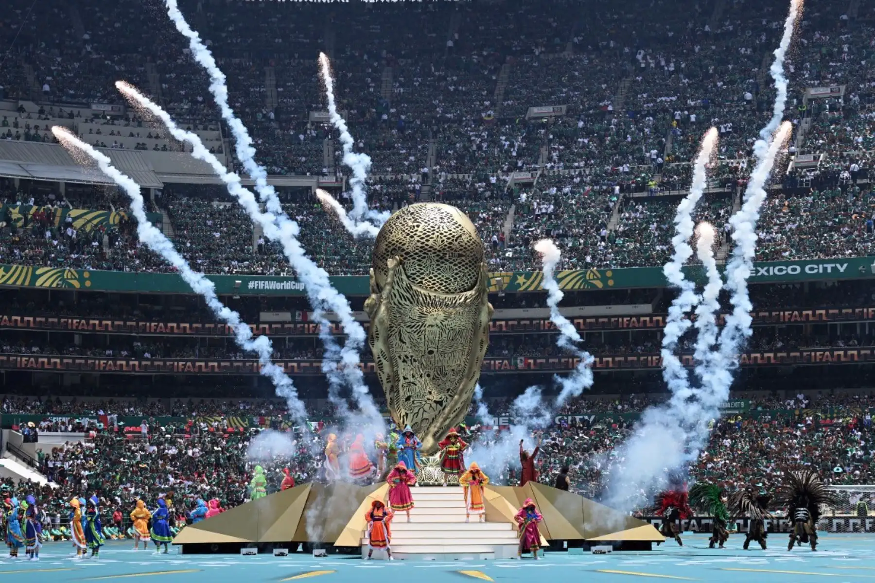 Artistas actúan durante la ceremonia de apertura previa al partido de fútbol del Grupo A de la Copa Mundial de 2026 entre México y Sudáfrica en el Estadio de la Ciudad de México, el 11 de junio de 2026. Foto: AFP