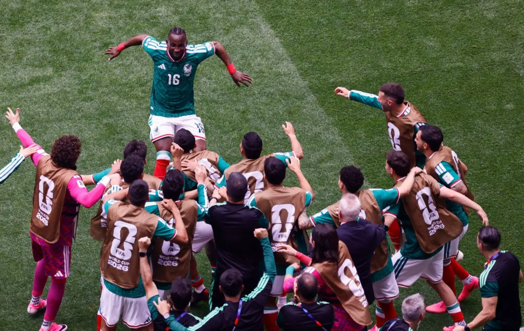 México derrotó 2-0 a Sudáfrica en el partido inaugural de la Copa Mundial FIFA 2026 disputado en el estadio Azteca. El conjunto local se impuso con goles de Julián Andrés Quiñones y Raúl Jiménez para sumar sus primeros tres puntos en el Grupo A, en el arranque del torneo organizado por México, Estados Unidos y Canadá. Fotos: AFP.