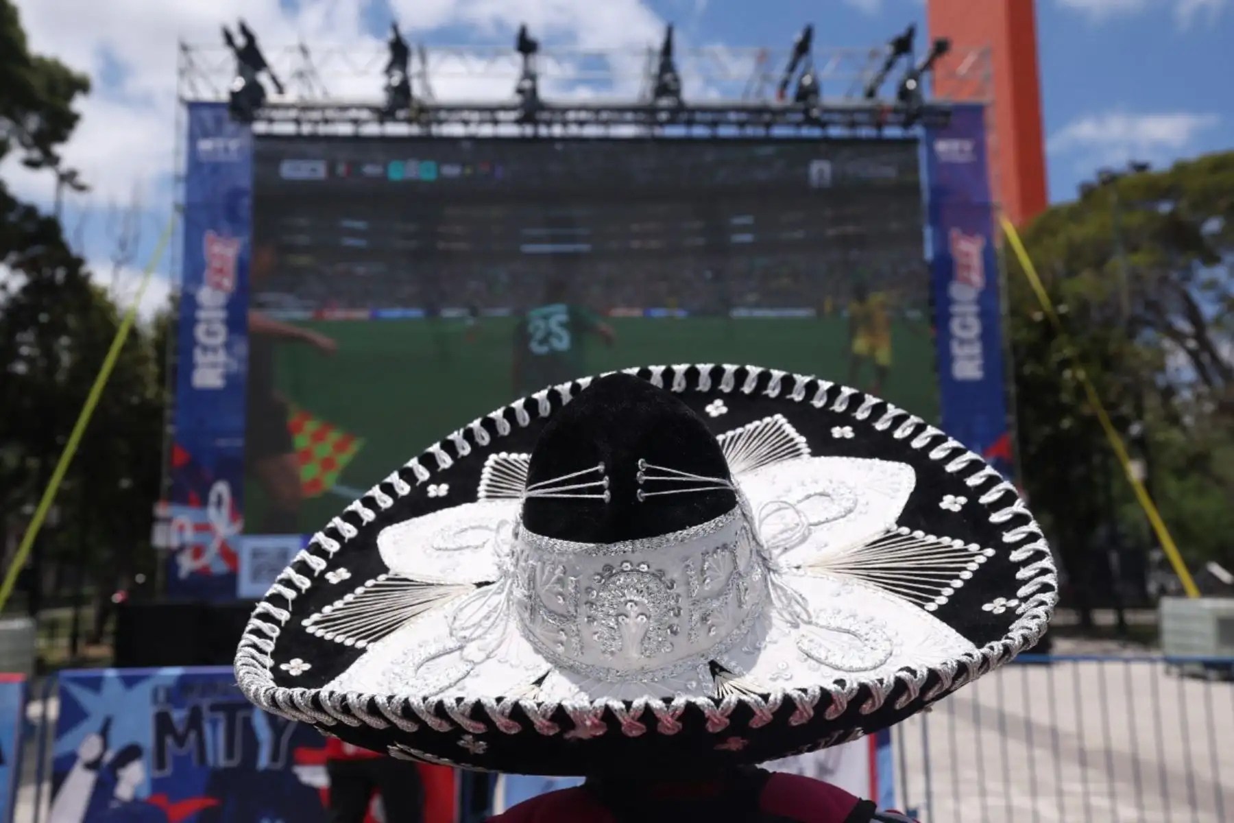México derrotó 2-0 a Sudáfrica en el partido inaugural de la Copa Mundial FIFA 2026 disputado en el estadio Azteca. El conjunto local se impuso con goles de Julián Andrés Quiñones y Raúl Jiménez para sumar sus primeros tres puntos en el Grupo A, en el arranque del torneo organizado por México, Estados Unidos y Canadá. Fotos: AFP.