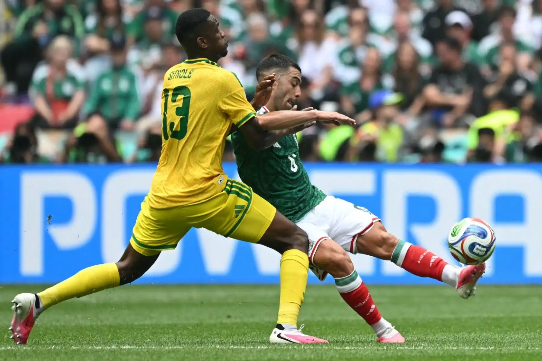 México derrotó 2-0 a Sudáfrica en el partido inaugural de la Copa Mundial FIFA 2026 disputado en el estadio Azteca. El conjunto local se impuso con goles de Julián Andrés Quiñones y Raúl Jiménez para sumar sus primeros tres puntos en el Grupo A, en el arranque del torneo organizado por México, Estados Unidos y Canadá. Fotos: AFP.
