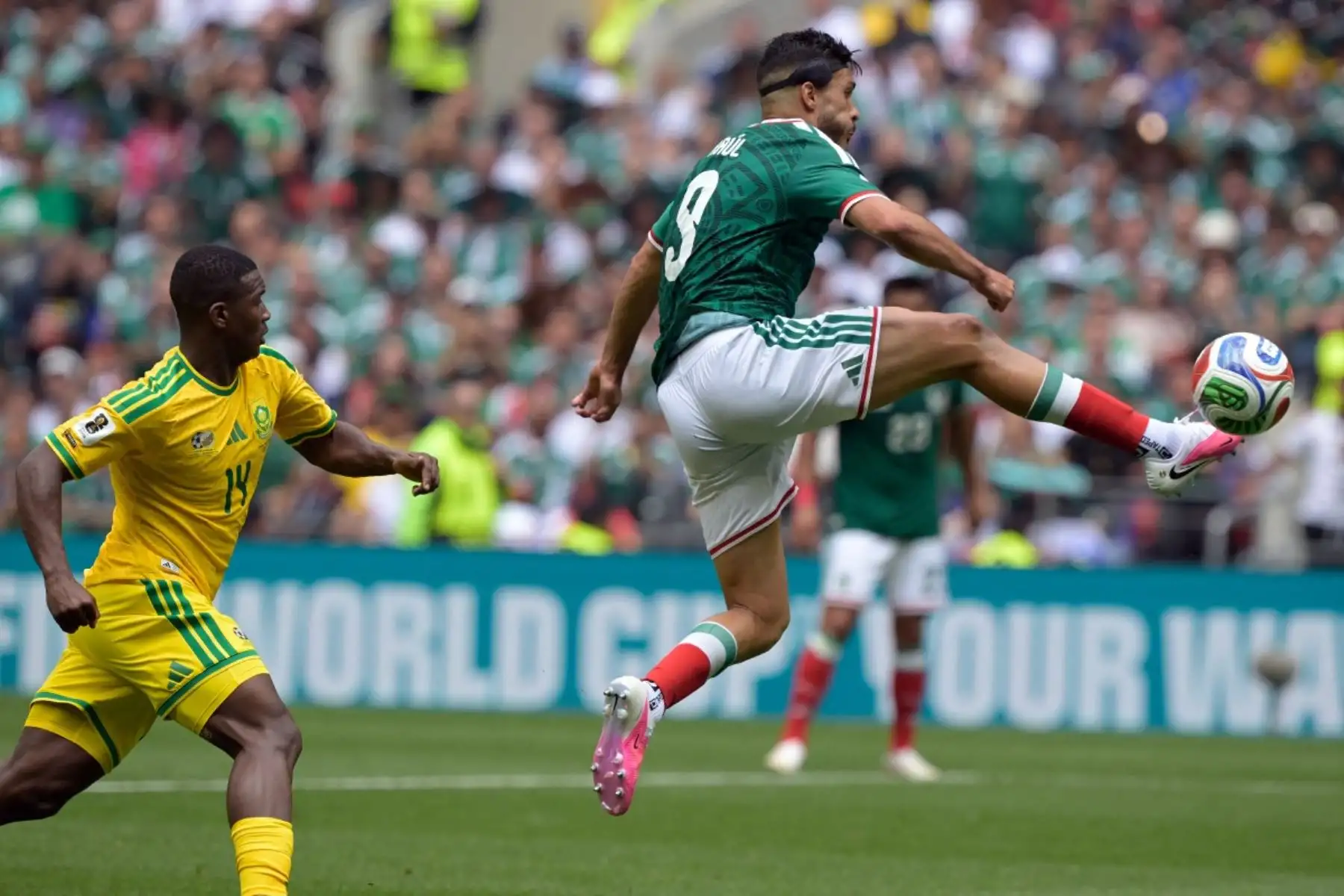 México derrotó 2-0 a Sudáfrica en el partido inaugural de la Copa Mundial FIFA 2026 disputado en el estadio Azteca. El conjunto local se impuso con goles de Julián Andrés Quiñones y Raúl Jiménez para sumar sus primeros tres puntos en el Grupo A, en el arranque del torneo organizado por México, Estados Unidos y Canadá. Fotos: AFP.