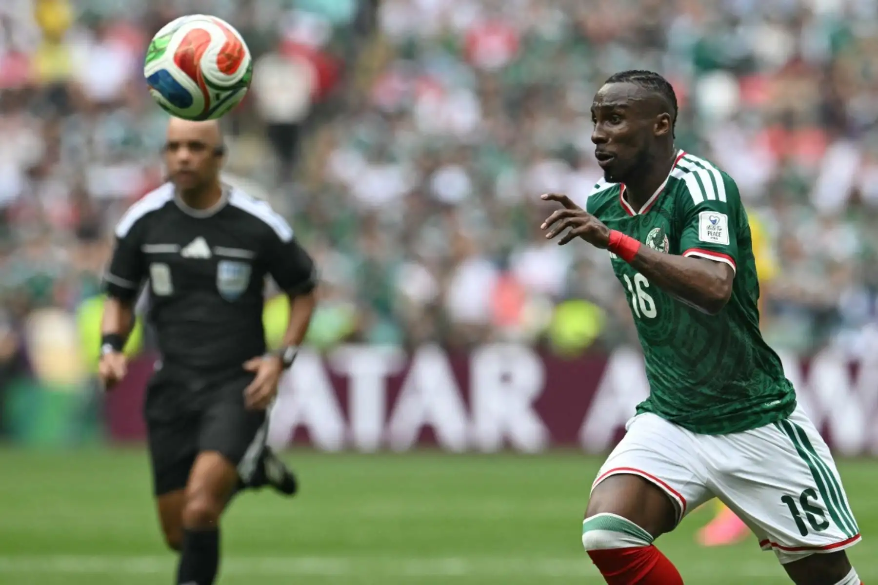 México derrotó 2-0 a Sudáfrica en el partido inaugural de la Copa Mundial FIFA 2026 disputado en el estadio Azteca. El conjunto local se impuso con goles de Julián Andrés Quiñones y Raúl Jiménez para sumar sus primeros tres puntos en el Grupo A, en el arranque del torneo organizado por México, Estados Unidos y Canadá. Fotos: AFP.