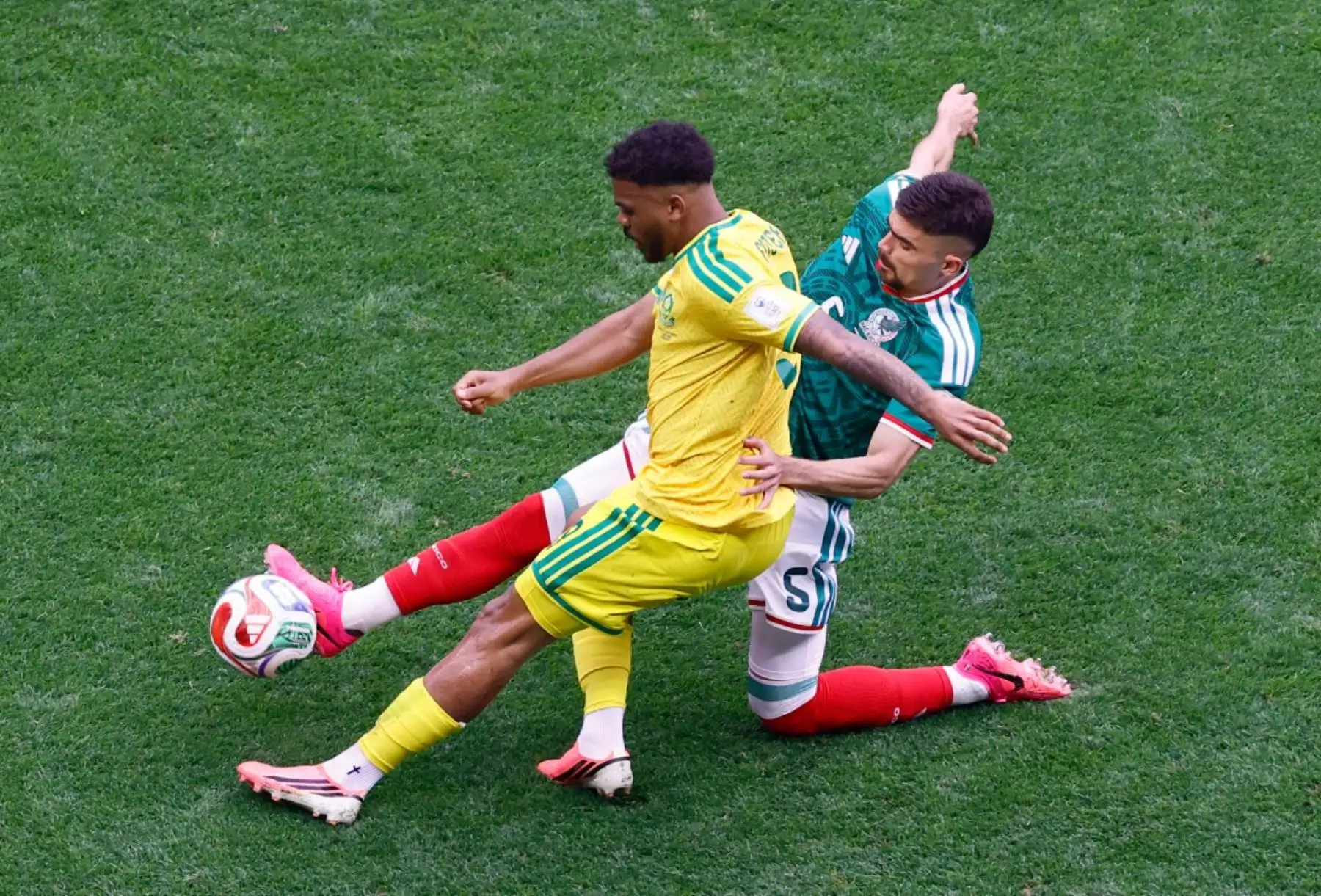 México derrotó 2-0 a Sudáfrica en el partido inaugural de la Copa Mundial FIFA 2026 disputado en el estadio Azteca. El conjunto local se impuso con goles de Julián Andrés Quiñones y Raúl Jiménez para sumar sus primeros tres puntos en el Grupo A, en el arranque del torneo organizado por México, Estados Unidos y Canadá. Fotos: AFP.