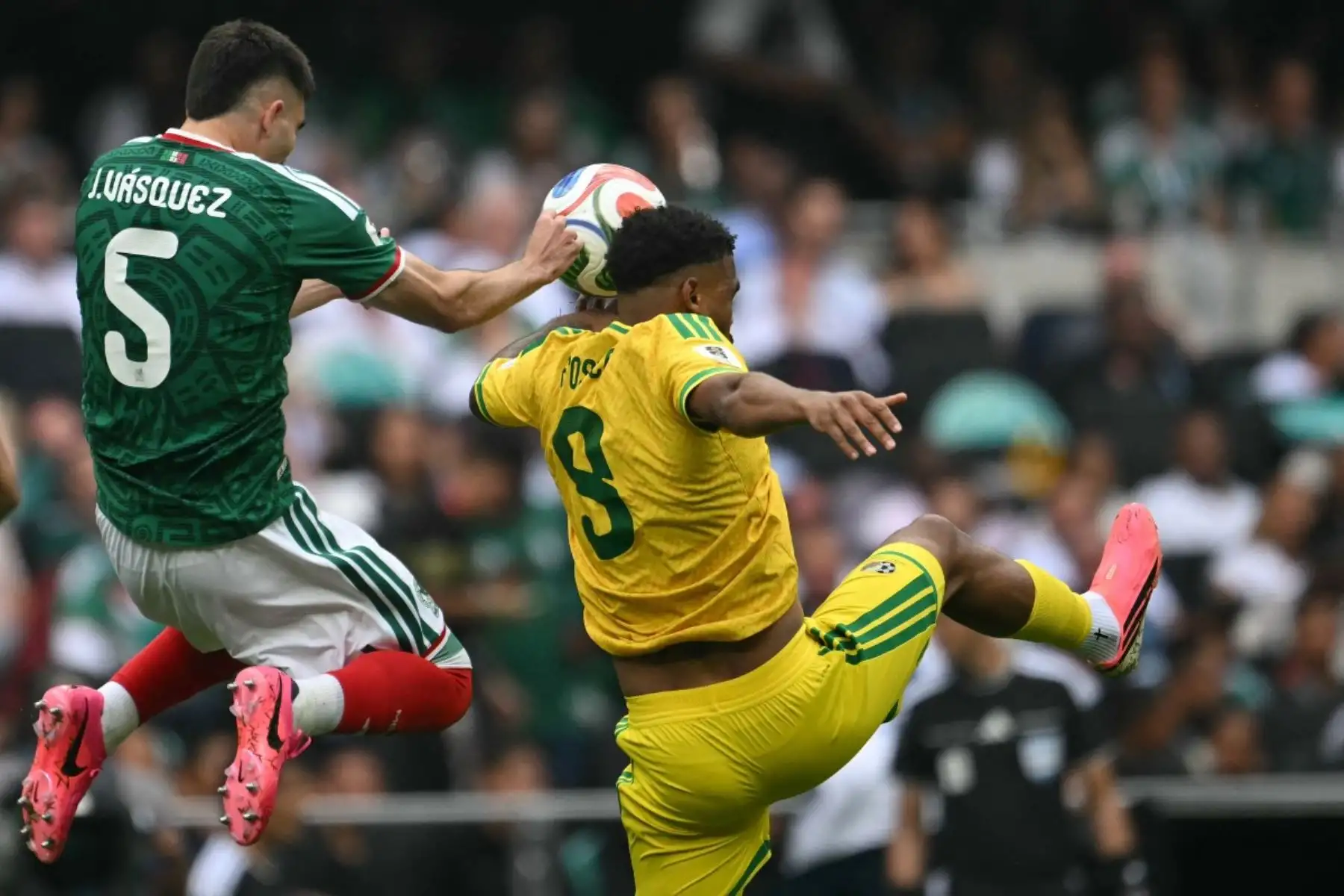 México derrotó 2-0 a Sudáfrica en el partido inaugural de la Copa Mundial FIFA 2026 disputado en el estadio Azteca. El conjunto local se impuso con goles de Julián Andrés Quiñones y Raúl Jiménez para sumar sus primeros tres puntos en el Grupo A, en el arranque del torneo organizado por México, Estados Unidos y Canadá. Fotos: AFP.