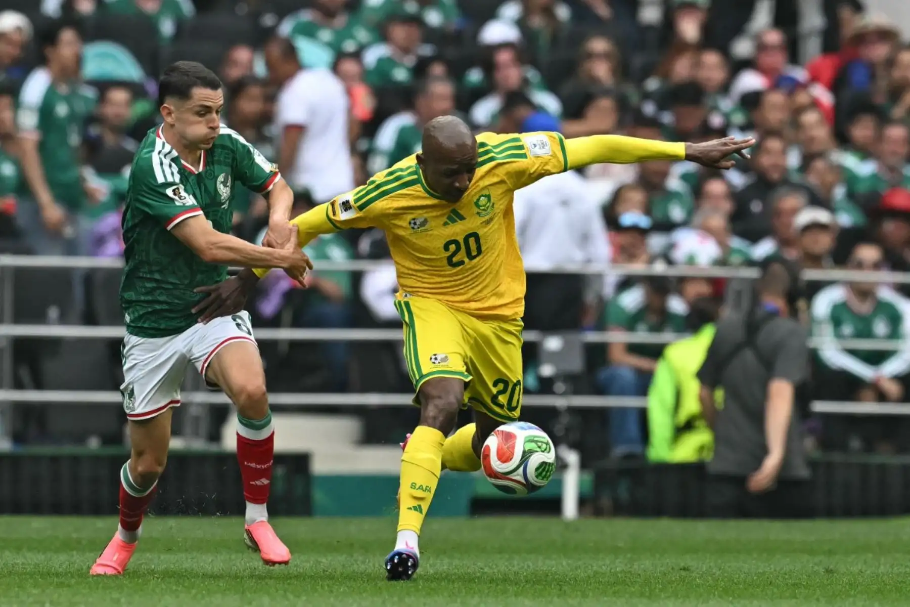 México derrotó 2-0 a Sudáfrica en el partido inaugural de la Copa Mundial FIFA 2026 disputado en el estadio Azteca. El conjunto local se impuso con goles de Julián Andrés Quiñones y Raúl Jiménez para sumar sus primeros tres puntos en el Grupo A, en el arranque del torneo organizado por México, Estados Unidos y Canadá. Fotos: AFP.