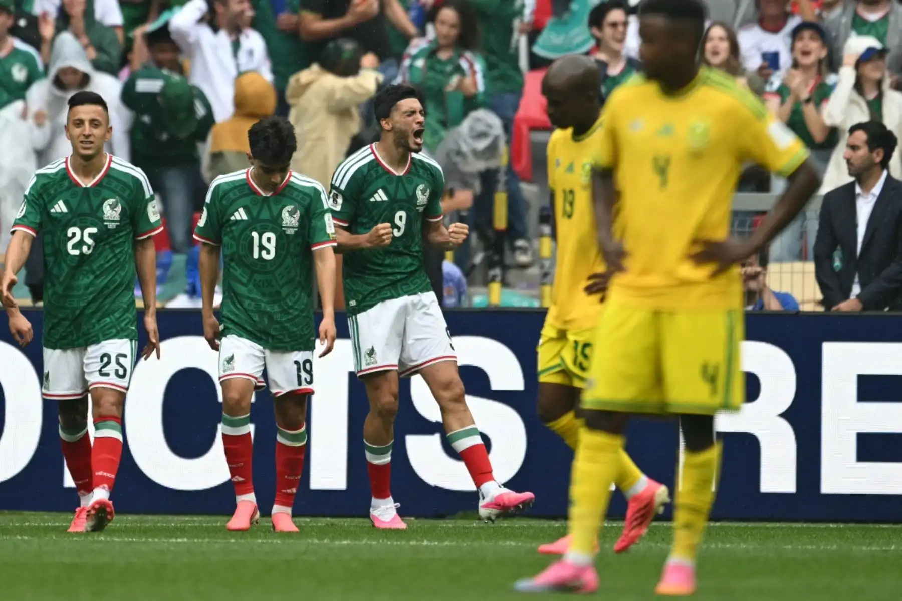 México derrotó 2-0 a Sudáfrica en el partido inaugural de la Copa Mundial FIFA 2026 disputado en el estadio Azteca. El conjunto local se impuso con goles de Julián Andrés Quiñones y Raúl Jiménez para sumar sus primeros tres puntos en el Grupo A, en el arranque del torneo organizado por México, Estados Unidos y Canadá. Fotos: AFP.
