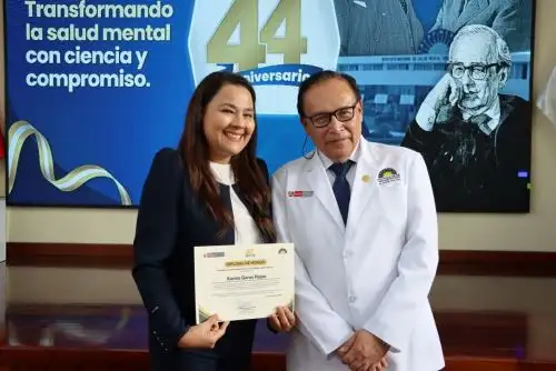 Periodista Karina Garay R. junto al doctor Alfredo Saavedra Castillo, director general del Instituto Nacional de Salud Mental “Honorio Delgado-Hideyo Noguchi”