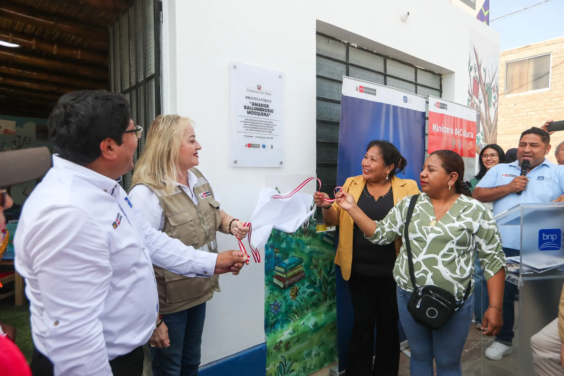 La Biblioteca Nacional del Perú inauguró en el distrito de El Carmen, provincia de Chincha, región Ica, las bibliotecas rurales de San Regis y Guayabo. En la ceremonia de inauguración participaron la ministra de Cultura, Soraya Altabás, y el jefe institucional de la BNP, Juan Yangali. Foto: ANDINA/Ricardo Cuba