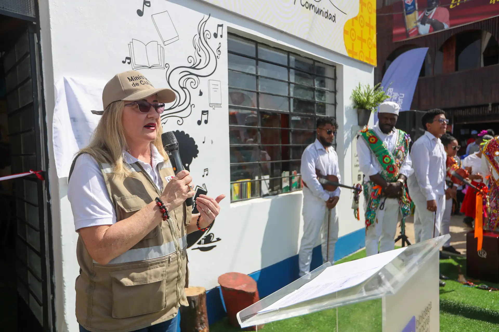 La Biblioteca Nacional del Perú inauguró en el distrito de El Carmen, provincia de Chincha, región Ica, las bibliotecas rurales de San Regis y Guayabo. En la ceremonia de inauguración participaron la ministra de Cultura, Soraya Altabás, y el jefe institucional de la BNP, Juan Yangali. Foto: ANDINA/Ricardo Cuba