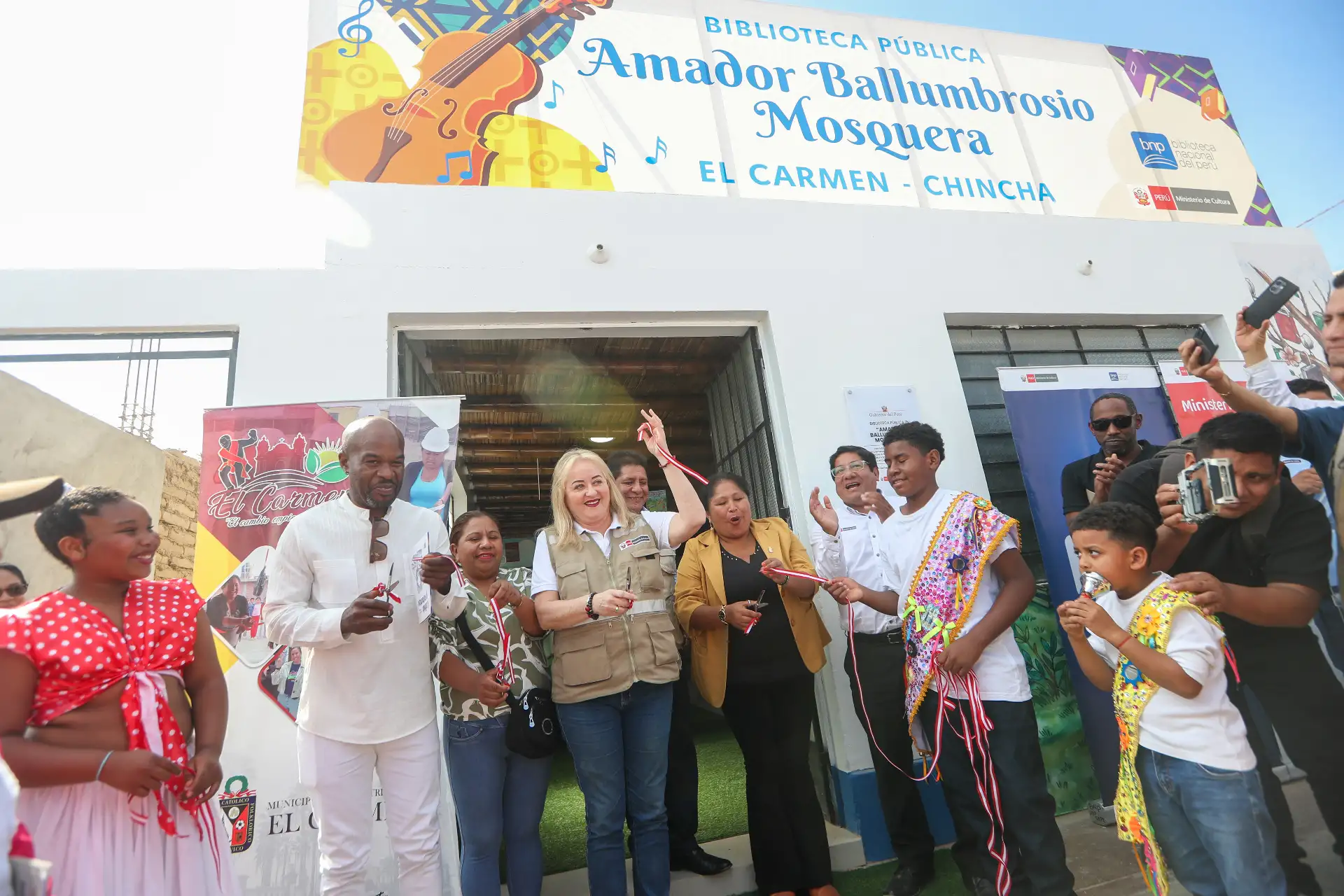 La Biblioteca Nacional del Perú inauguró en el distrito de El Carmen, provincia de Chincha, región Ica, las bibliotecas rurales de San Regis y Guayabo. En la ceremonia de inauguración participaron la ministra de Cultura, Soraya Altabás, y el jefe institucional de la BNP, Juan Yangali. Foto: ANDINA/Ricardo Cuba