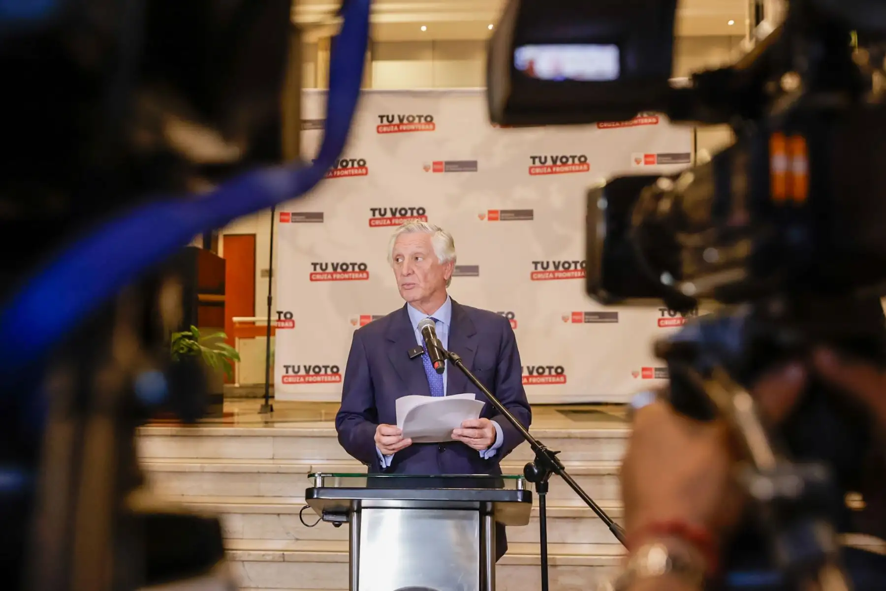 El canciller Hugo de Zela se reunió con delegaciones de observación electoral de la OEA y la Unión Europea, cuyos representantes destacaron el desarrollo de la segunda vuelta presidencial. En el encuentro se resaltó el trabajo de los organismos electorales y la participación ciudadana durante la jornada democrática. Foto: Luis Iparraguirre.