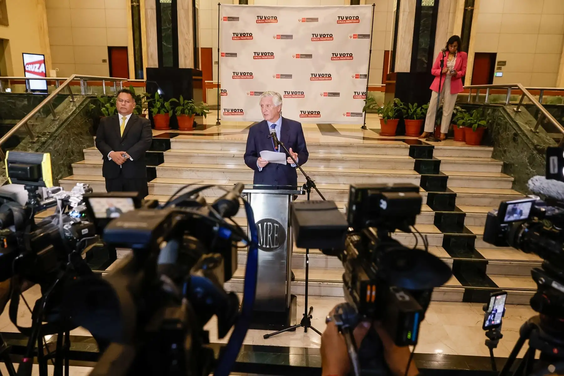 El canciller Hugo de Zela se reunió con delegaciones de observación electoral de la OEA y la Unión Europea, cuyos representantes destacaron el desarrollo de la segunda vuelta presidencial. En el encuentro se resaltó el trabajo de los organismos electorales y la participación ciudadana durante la jornada democrática. Foto: Luis Iparraguirre.