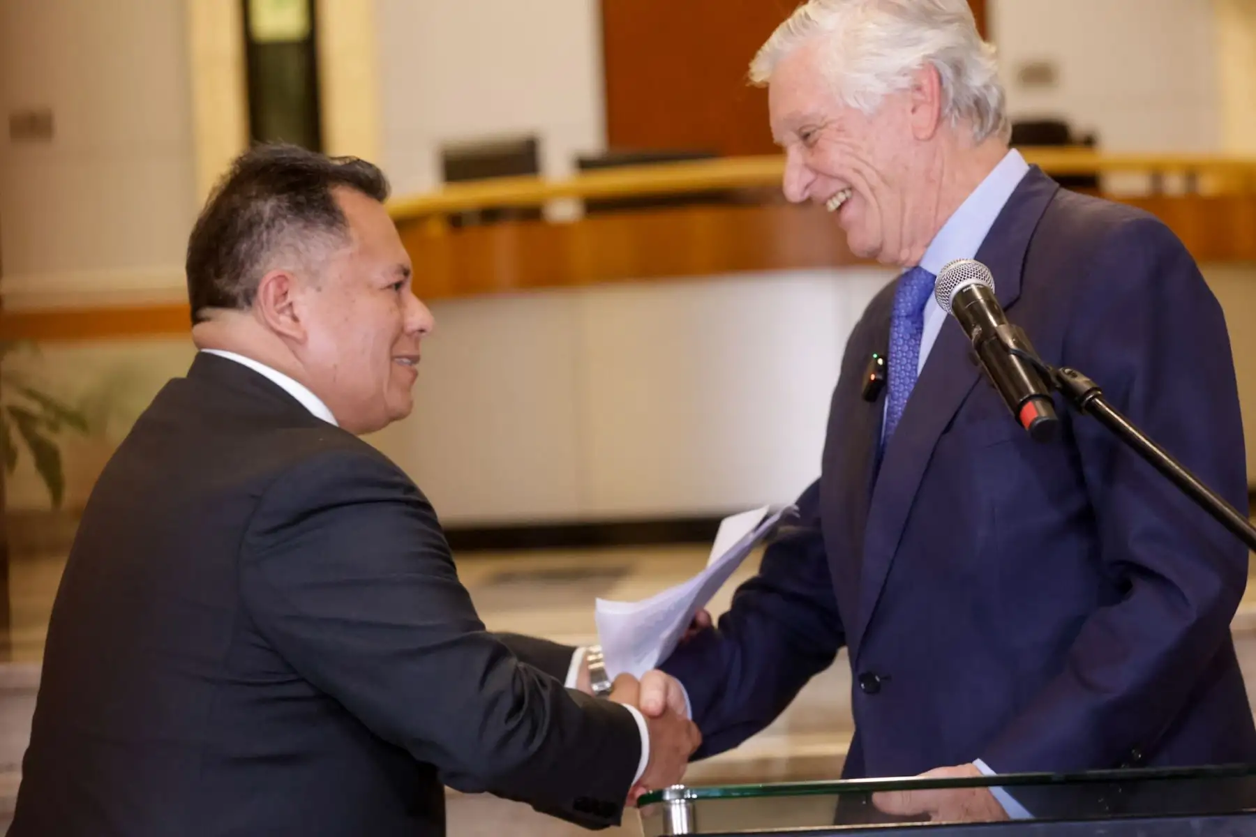 El canciller Hugo de Zela se reunió con delegaciones de observación electoral de la OEA y la Unión Europea, cuyos representantes destacaron el desarrollo de la segunda vuelta presidencial. En el encuentro se resaltó el trabajo de los organismos electorales y la participación ciudadana durante la jornada democrática. Foto: Luis Iparraguirre.