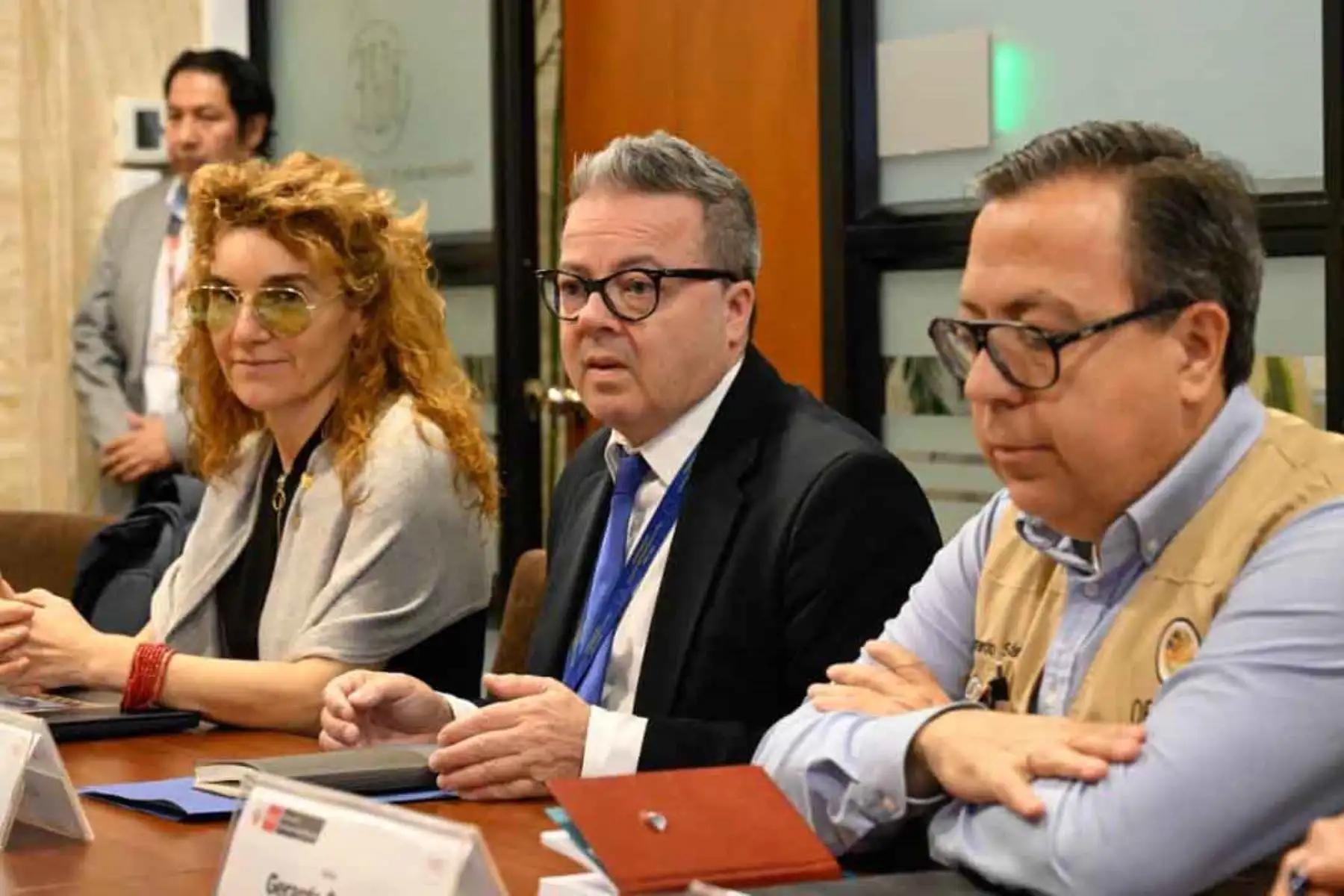 El canciller Hugo de Zela se reunió con delegaciones de observación electoral de la OEA y la Unión Europea, cuyos representantes destacaron el desarrollo de la segunda vuelta presidencial. En el encuentro se resaltó el trabajo de los organismos electorales y la participación ciudadana durante la jornada democrática. Foto: ANDINA/Difusión