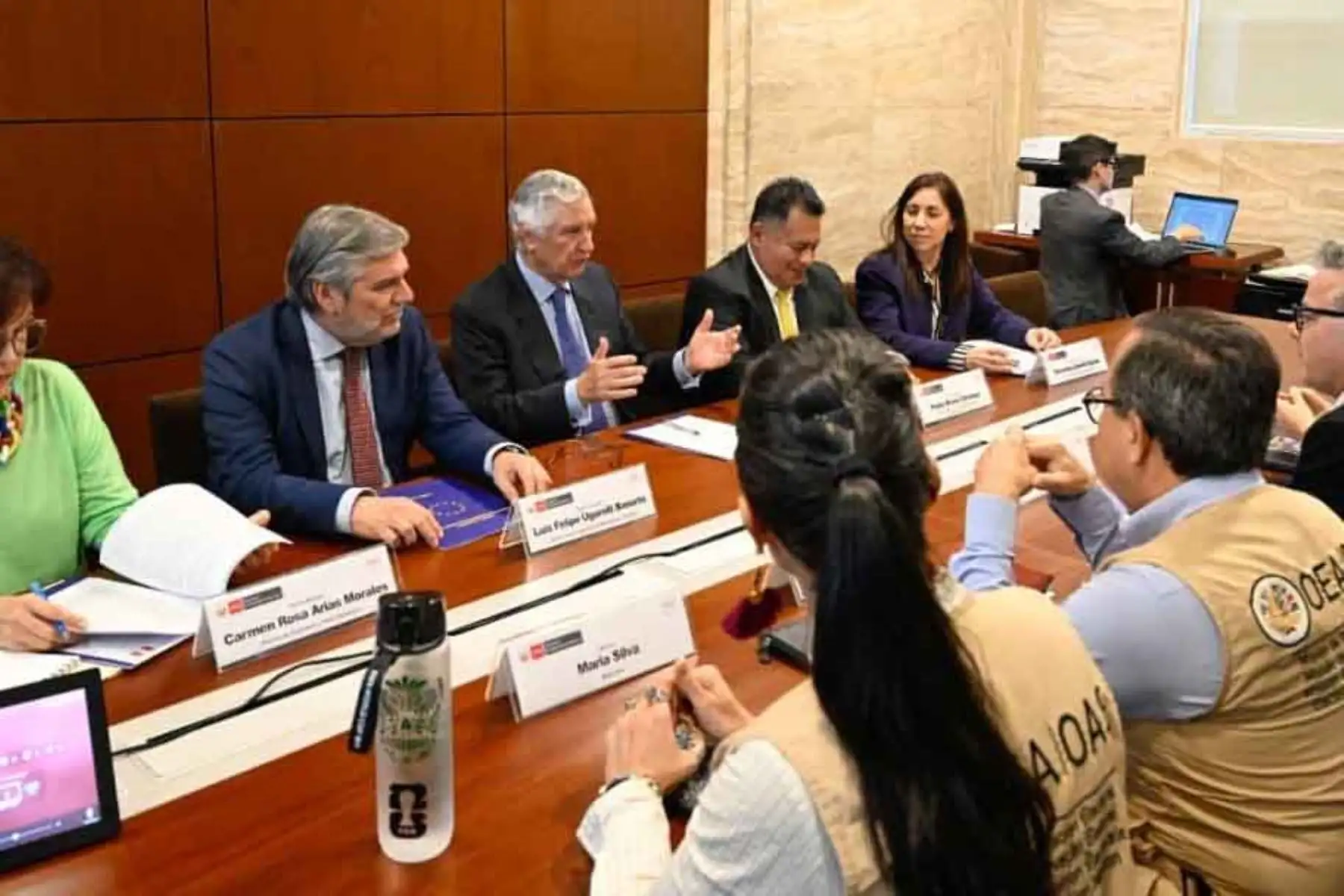 El canciller Hugo de Zela se reunió con delegaciones de observación electoral de la OEA y la Unión Europea, cuyos representantes destacaron el desarrollo de la segunda vuelta presidencial. En el encuentro se resaltó el trabajo de los organismos electorales y la participación ciudadana durante la jornada democrática. Foto: ANDINA/Difusión