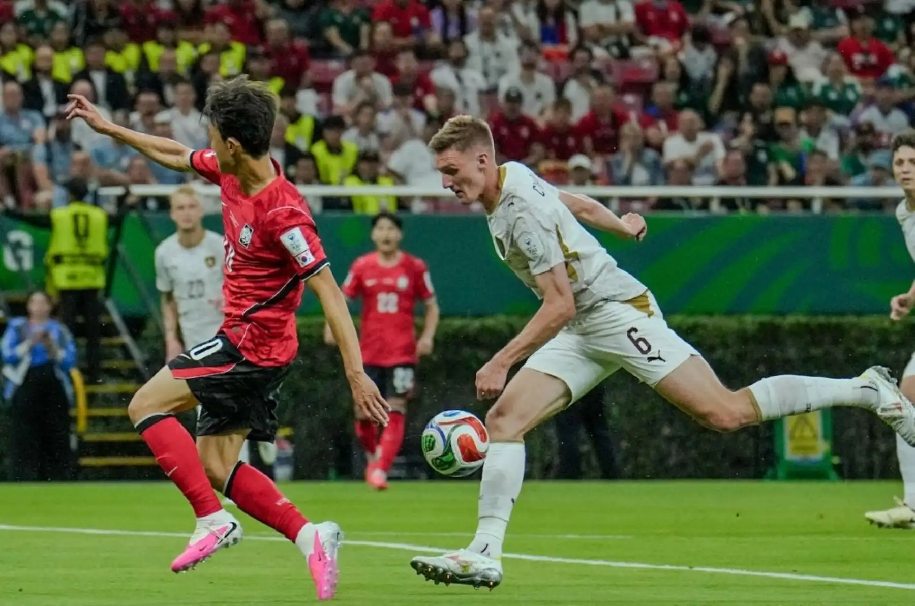 Corea del Sur derrotó por 2-1 a Chequia en un intenso encuentro correspondiente al Grupo A de la Copa Mundial FIFA 2026. El conjunto europeo abrió el marcador por intermedio de Ladislav Krejčí, pero los surcoreanos reaccionaron en el segundo tiempo y remontaron con goles de Hwang In-beom y Oh Hyeon-gyu. Corea del Sur generó las ocasiones más claras y encontró premio a su insistencia con una victoria que lo coloca en la pelea por la clasificación. Fotos: AFP.