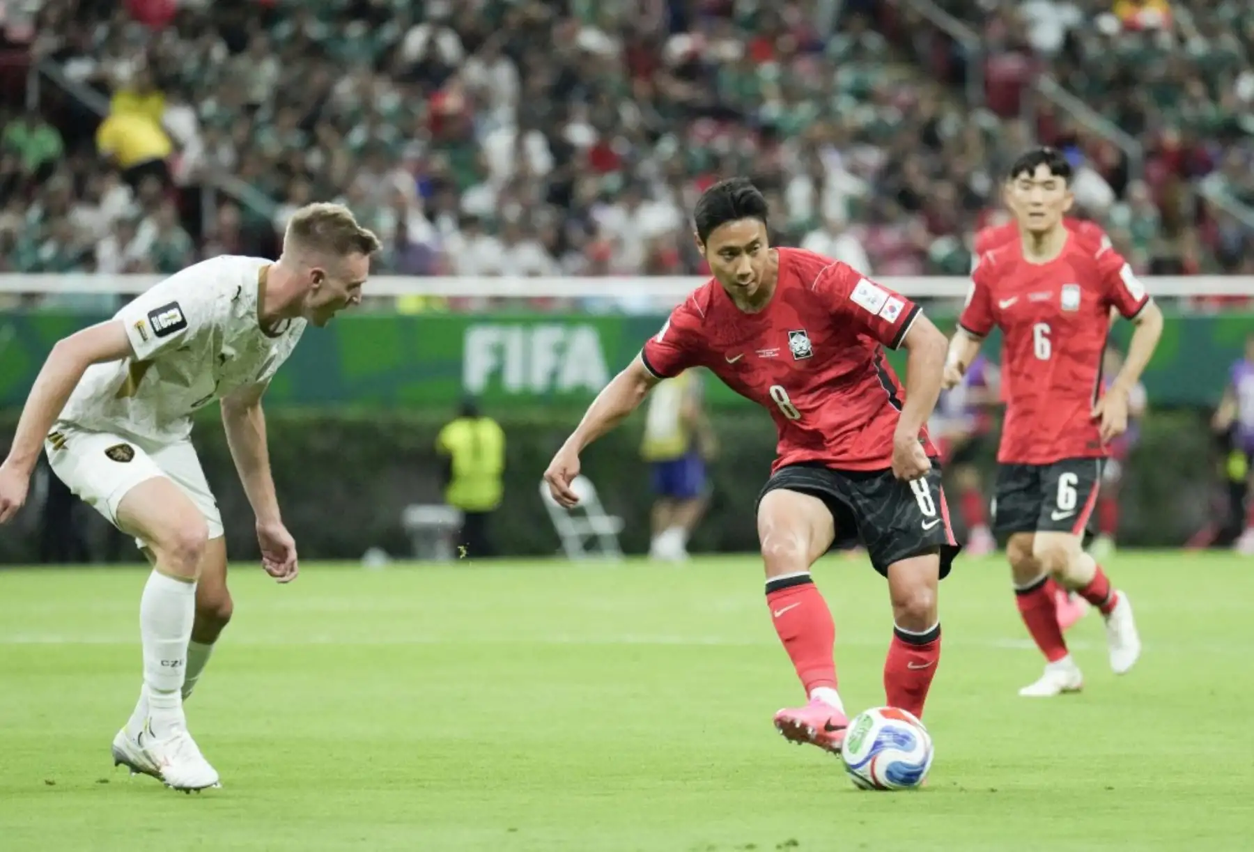 Corea del Sur derrotó por 2-1 a Chequia en un intenso encuentro correspondiente al Grupo A de la Copa Mundial FIFA 2026. El conjunto europeo abrió el marcador por intermedio de Ladislav Krejčí, pero los surcoreanos reaccionaron en el segundo tiempo y remontaron con goles de Hwang In-beom y Oh Hyeon-gyu. Corea del Sur generó las ocasiones más claras y encontró premio a su insistencia con una victoria que lo coloca en la pelea por la clasificación. Fotos: AFP.